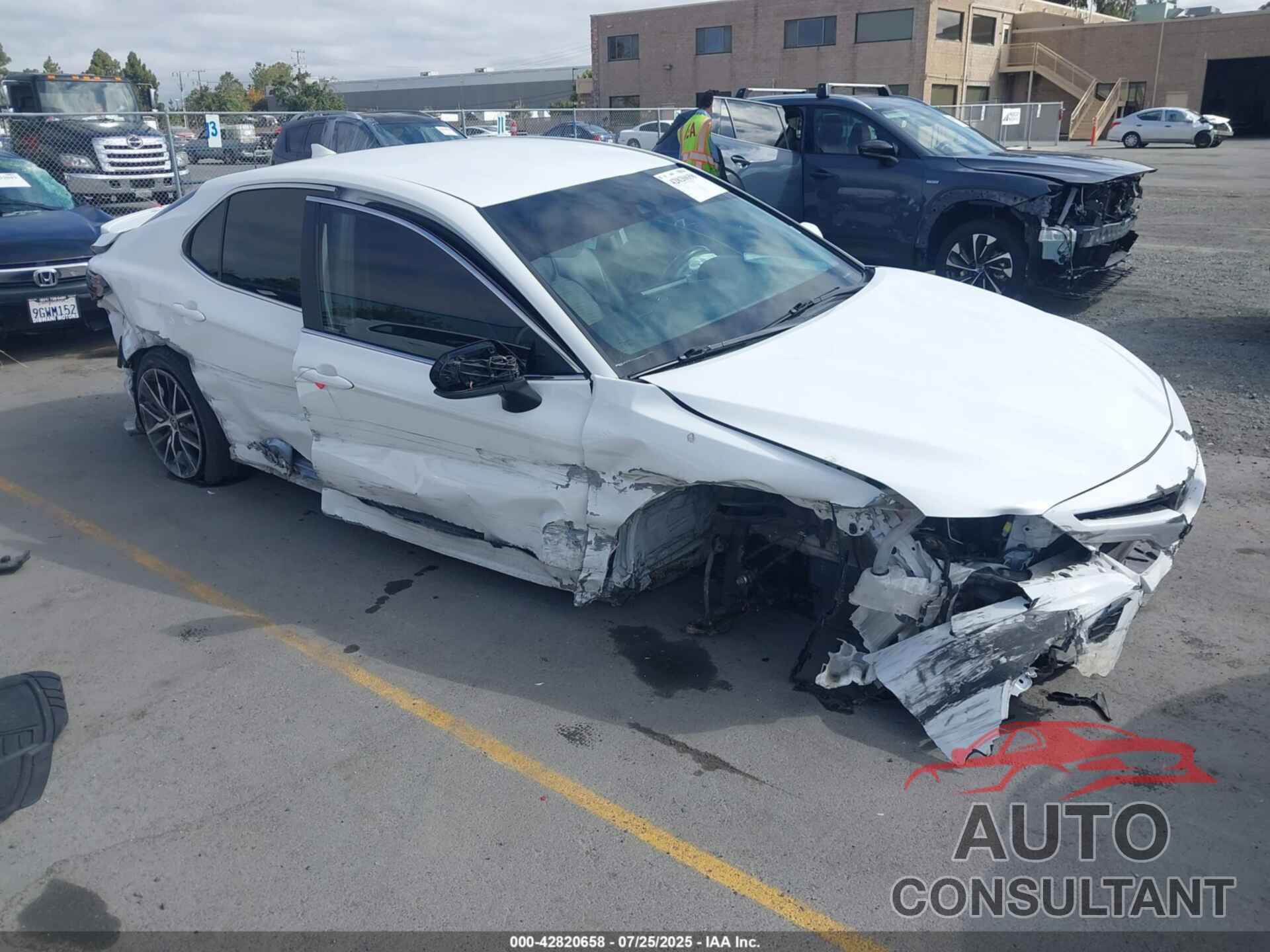 TOYOTA CAMRY 2021 - 4T1G11AK0MU427643