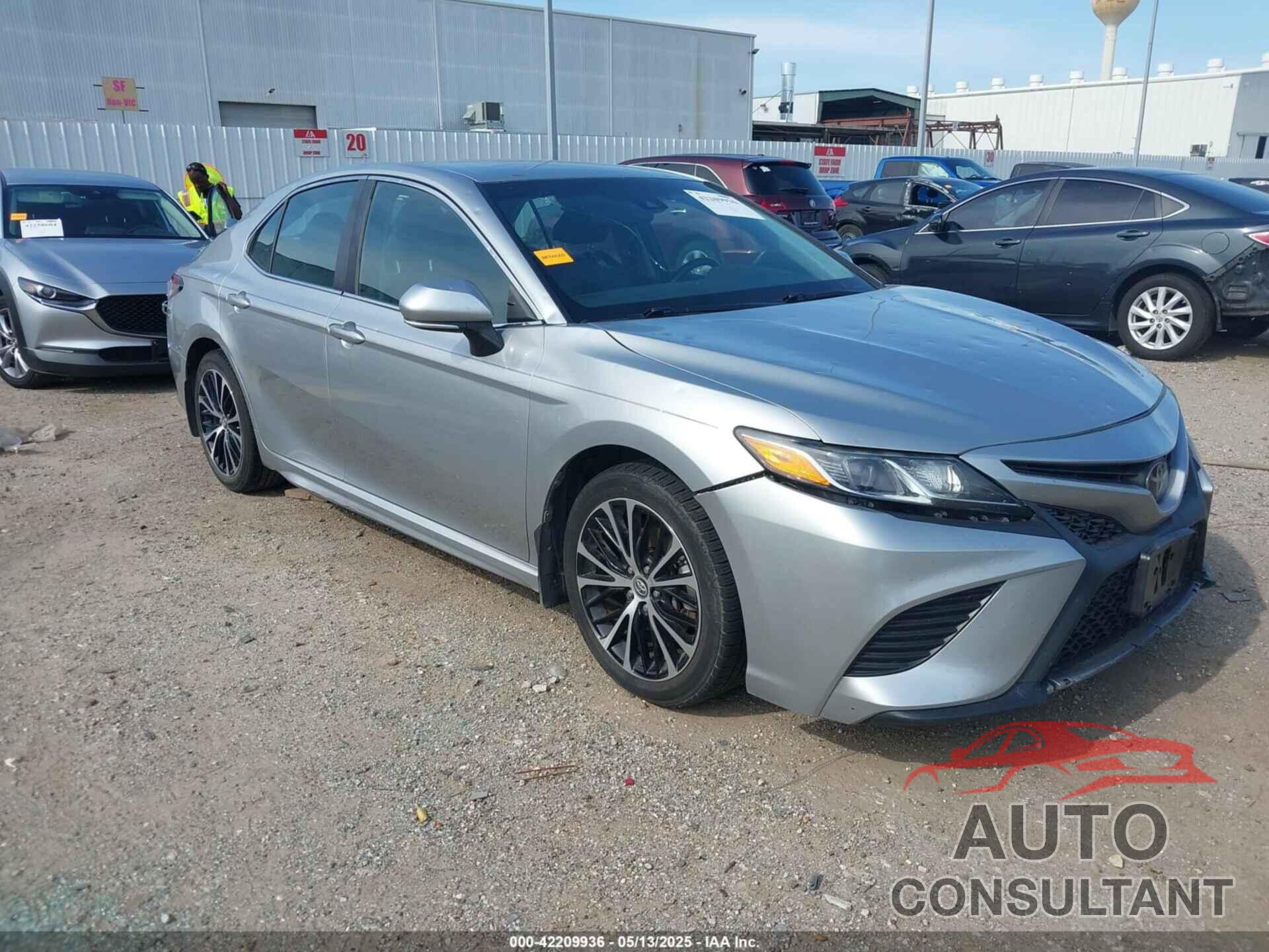 TOYOTA CAMRY 2018 - 4T1B11HK2JU131082