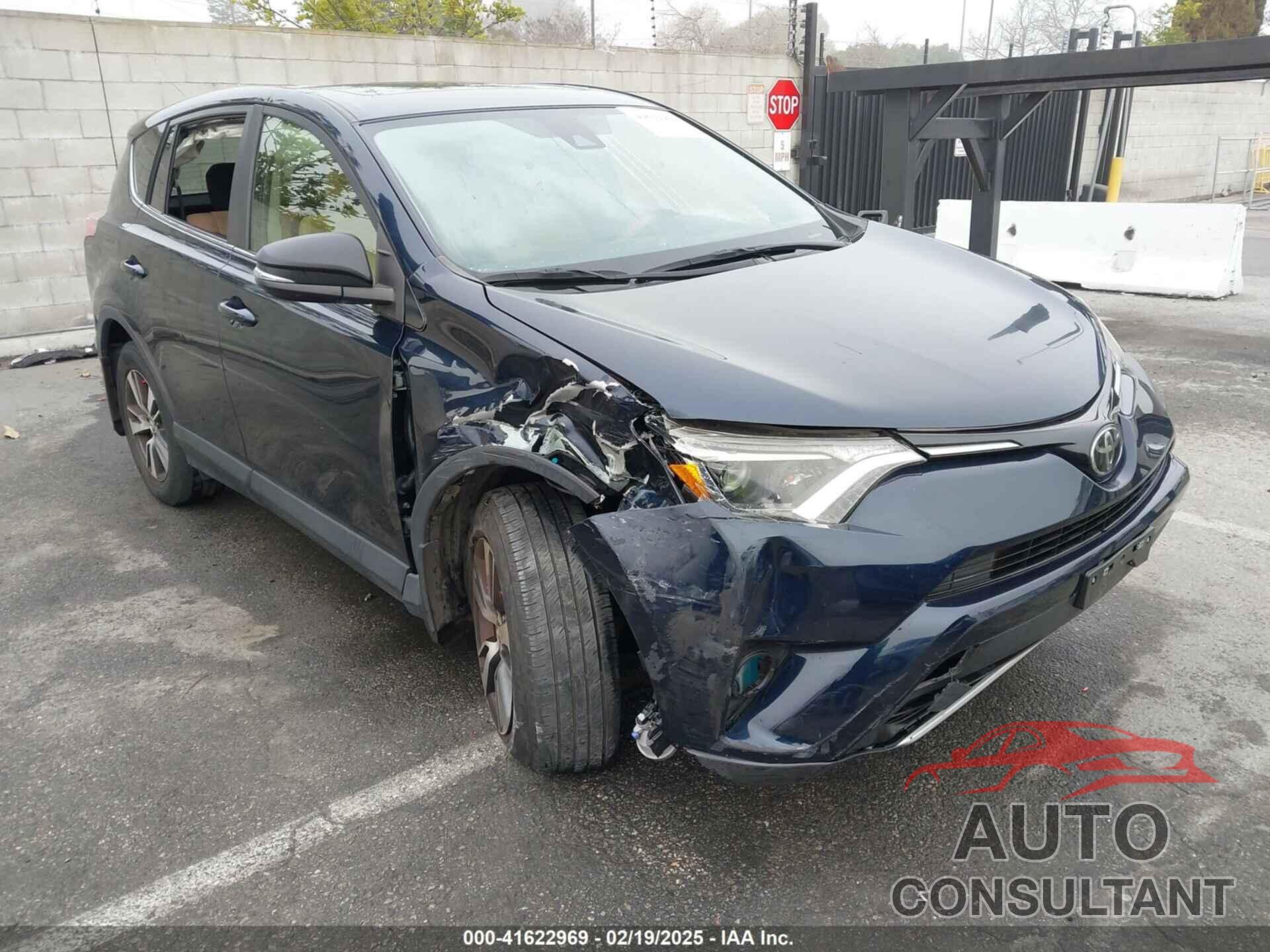 TOYOTA RAV4 2017 - JTMWFREV5HJ716822