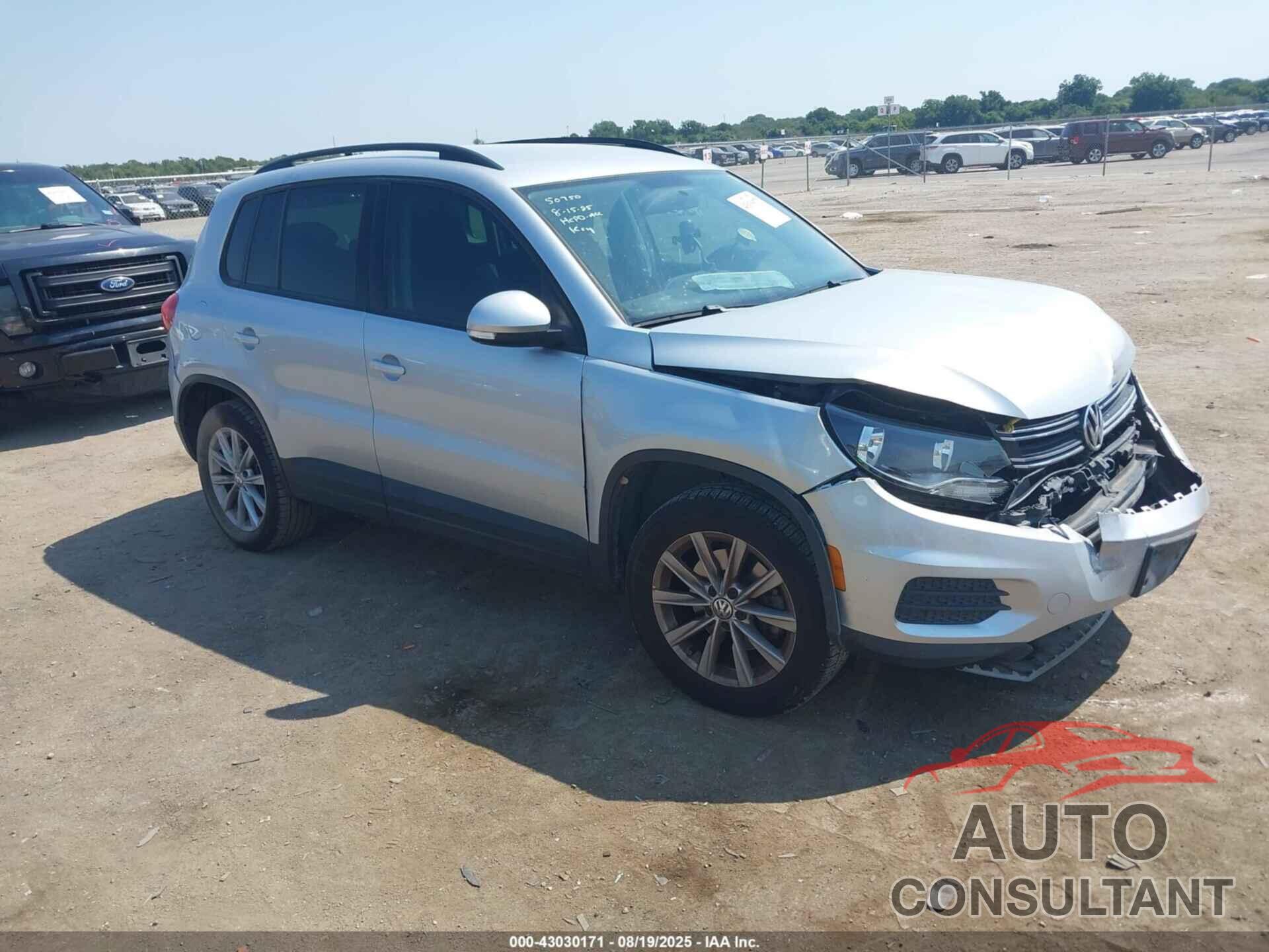 VOLKSWAGEN TIGUAN 2017 - WVGAV7AX9HK043080