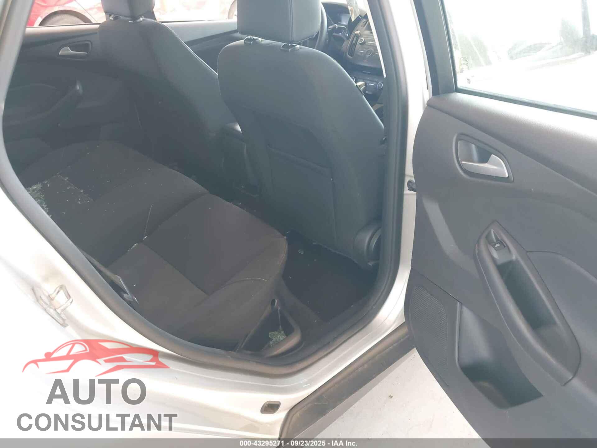 FORD FOCUS 2015 - 1FADP3K20FL244323