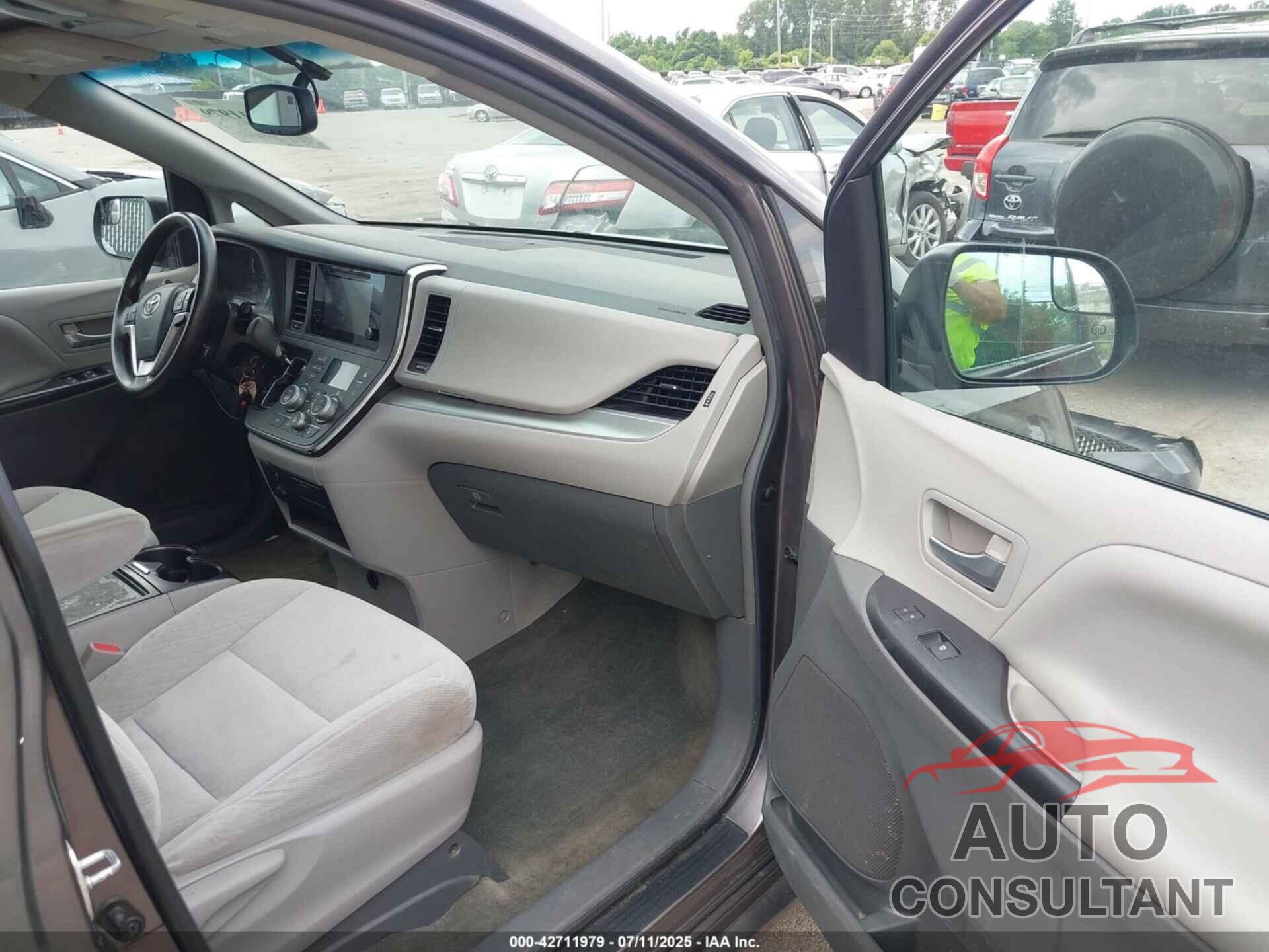 TOYOTA SIENNA 2015 - 5TDKK3DC8FS688568