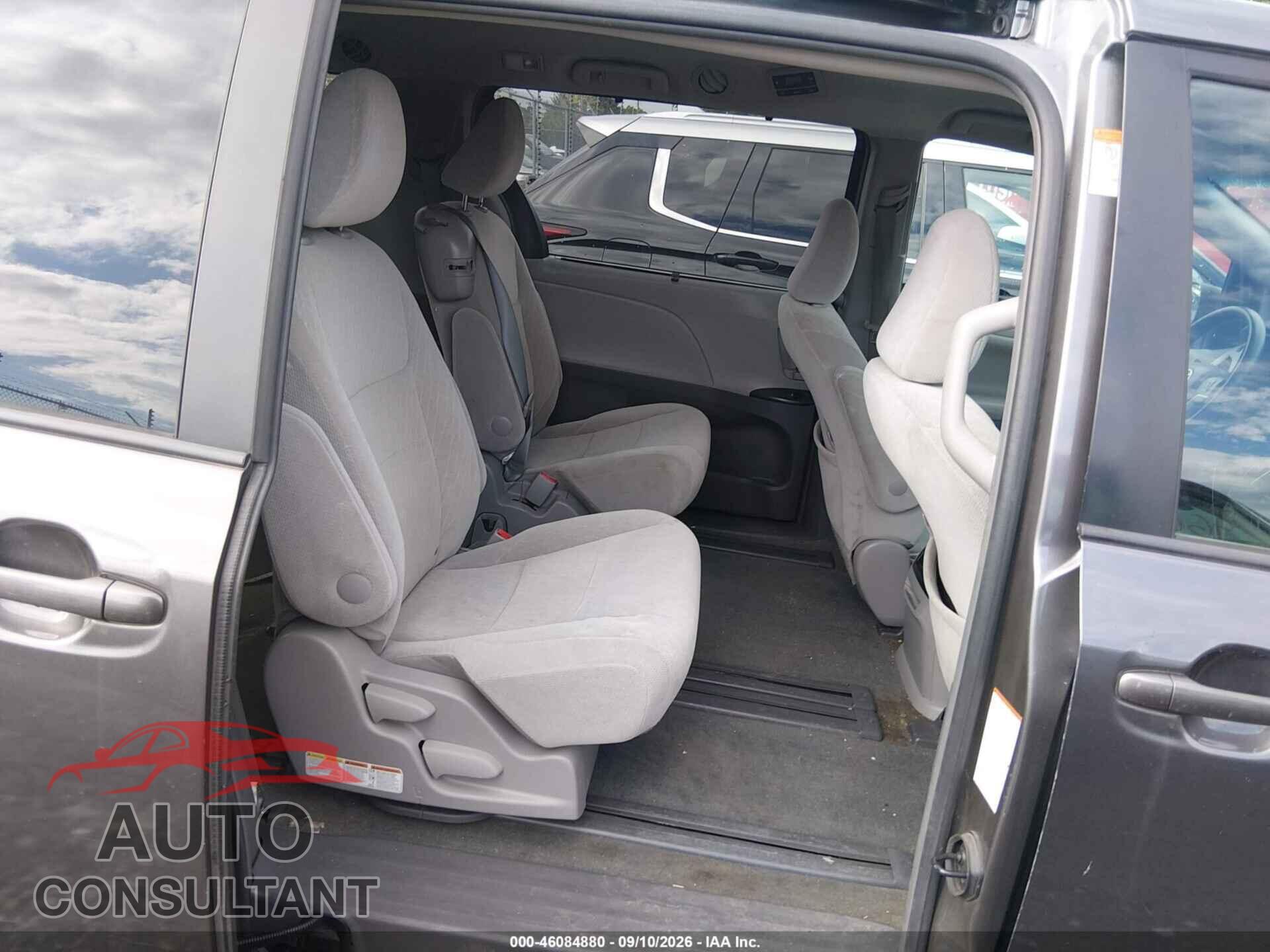 TOYOTA SIENNA 2017 - 5TDKZ3DC8HS835406