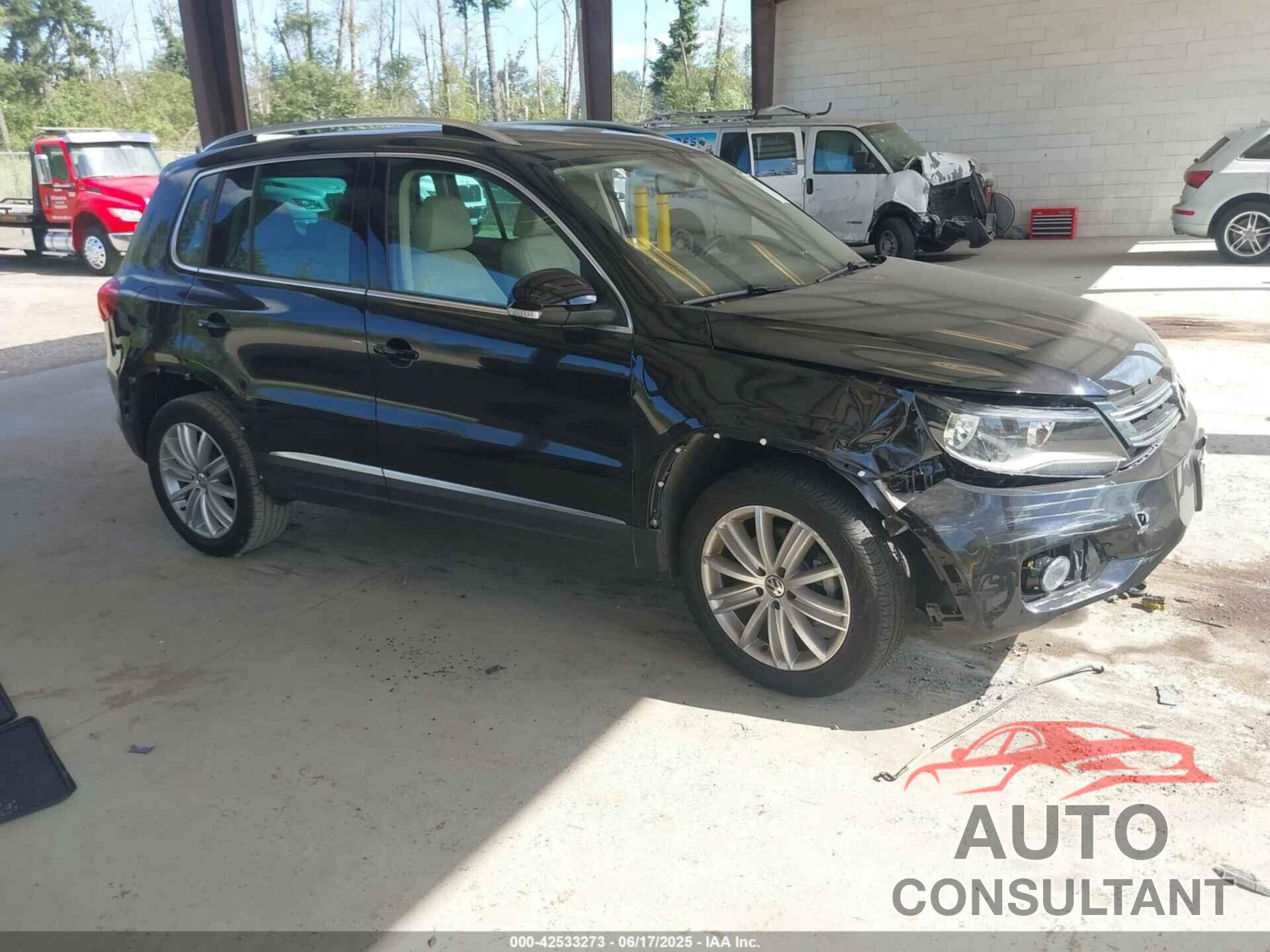 VOLKSWAGEN TIGUAN 2015 - WVGBV7AX6FW555101