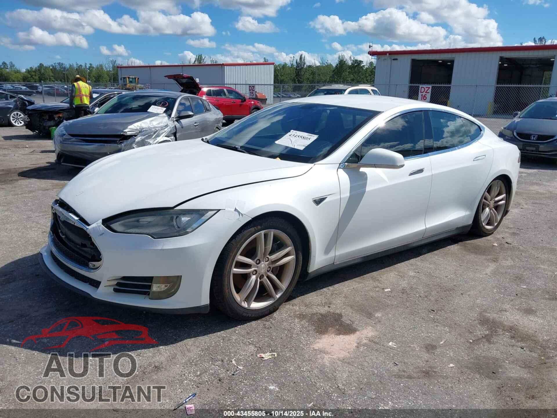 TESLA MODEL S 2013 - 5YJSA1CP8DFP15538