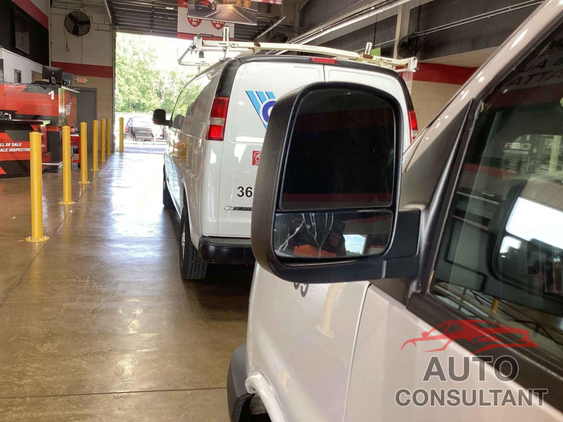 CHEVROLET EXPRESS G2500 2018 - 1GCWGBFP1J1185936