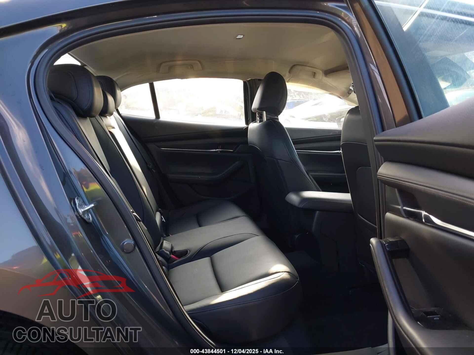 MAZDA MAZDA3 2019 - JM1BPADL2K1127635