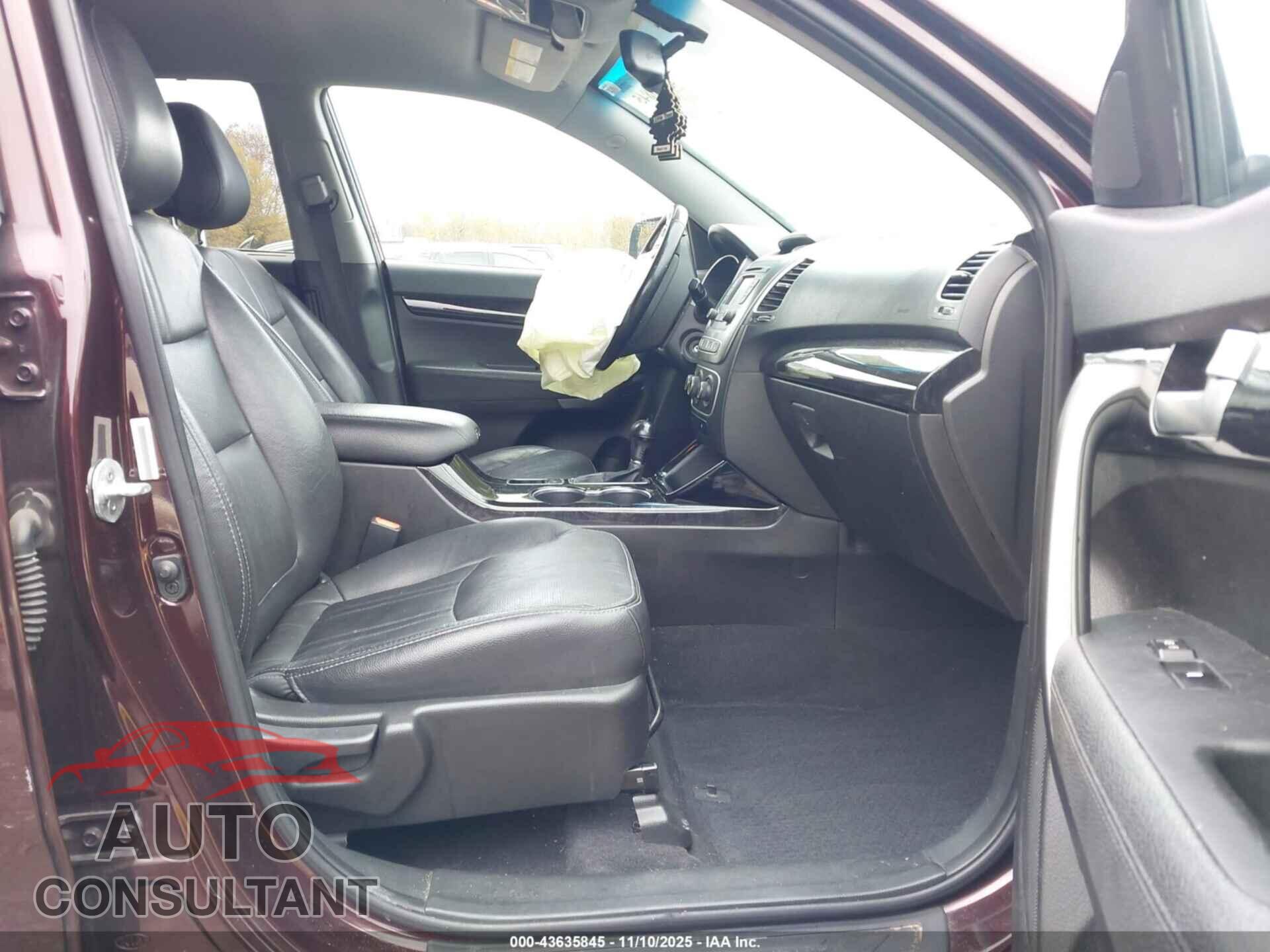 KIA SORENTO 2015 - 5XYKT3A65FG660042