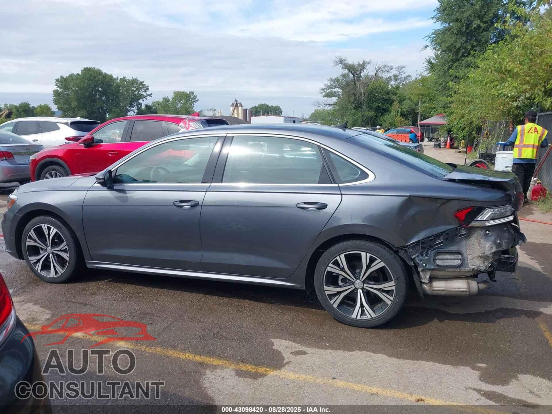 VOLKSWAGEN PASSAT 2021 - 1VWSA7A35MC015229