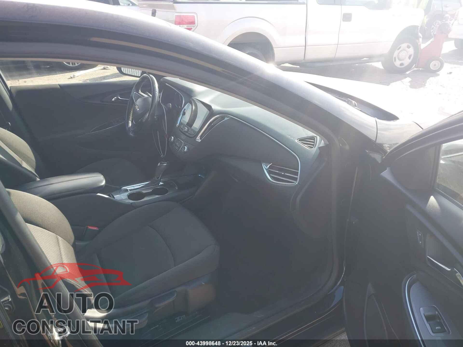 CHEVROLET MALIBU 2018 - 1G1ZD5ST5JF221925