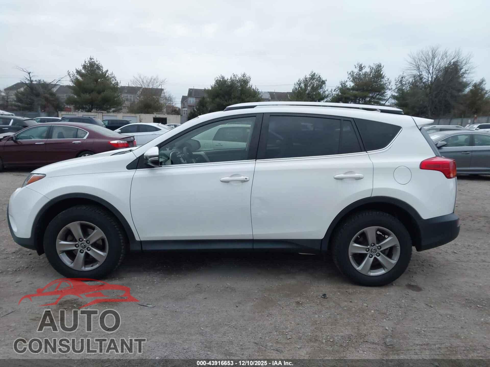 TOYOTA RAV4 2015 - JTMRFREV2FJ036631