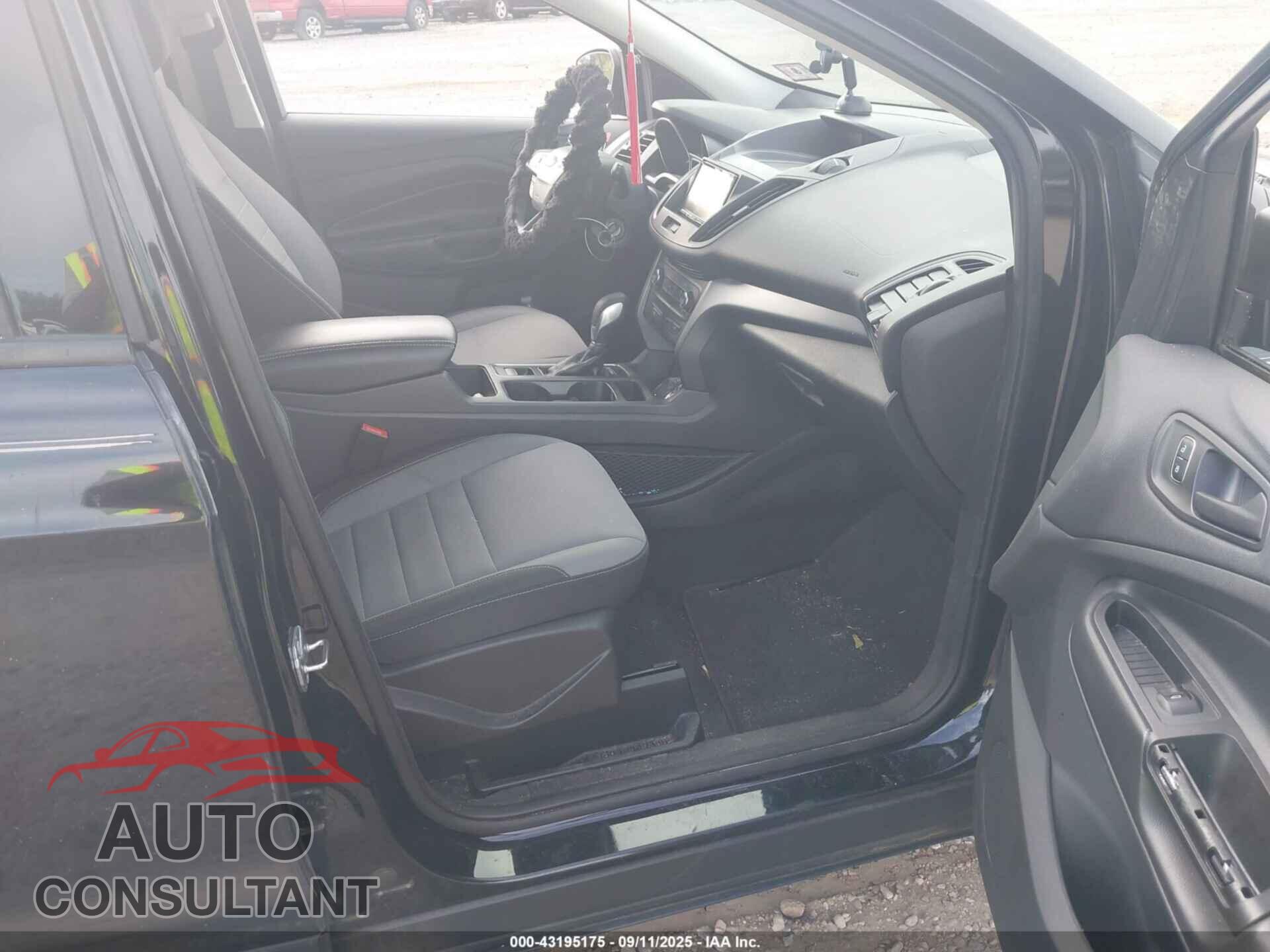 FORD ESCAPE 2017 - 1FMCU0F72HUA44751