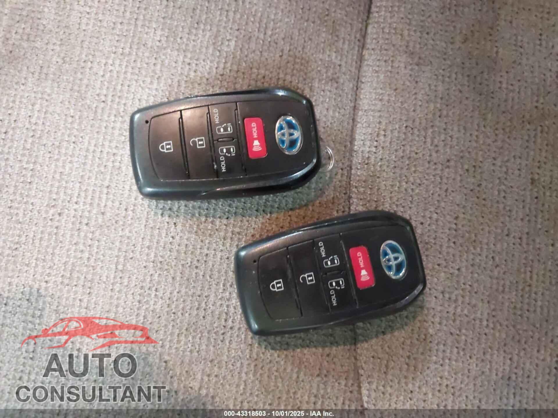 TOYOTA SIENNA 2021 - 5TDKRKEC6MS061238