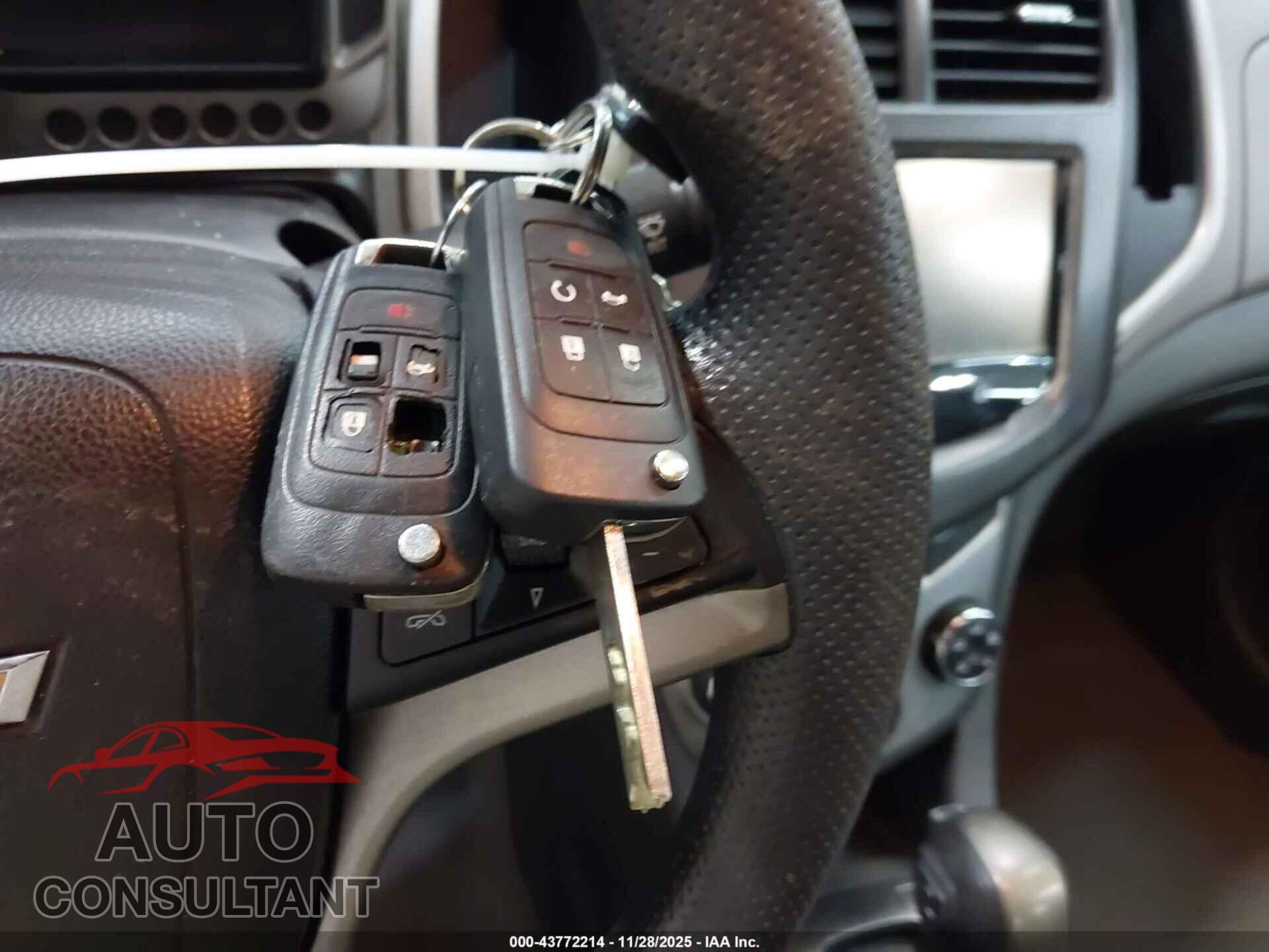 CHEVROLET SONIC 2015 - 1G1JC5SH2F4180877