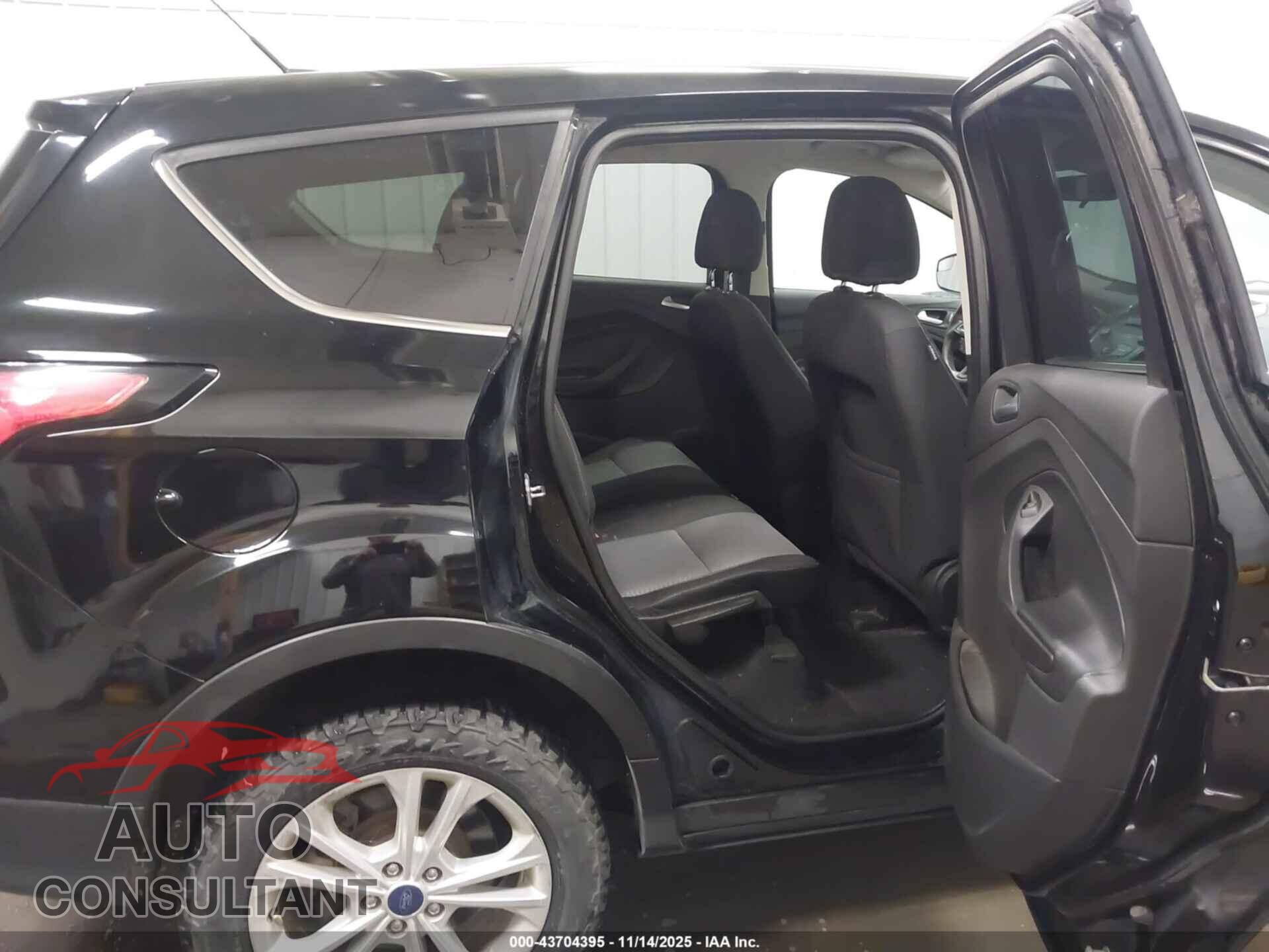 FORD ESCAPE 2017 - 1FMCU9G9XHUC52218