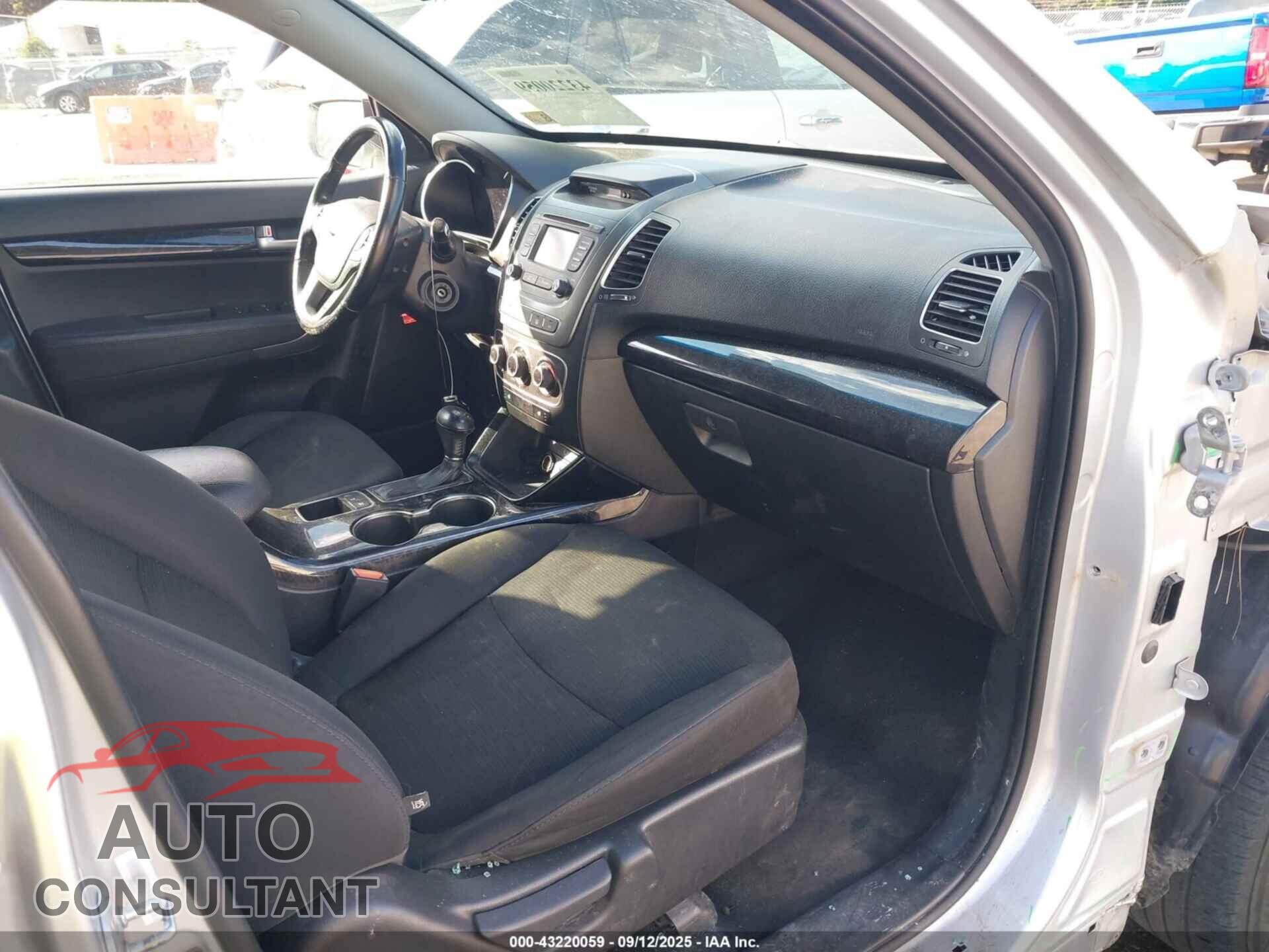 KIA SORENTO 2015 - 5XYKTDA61FG639601