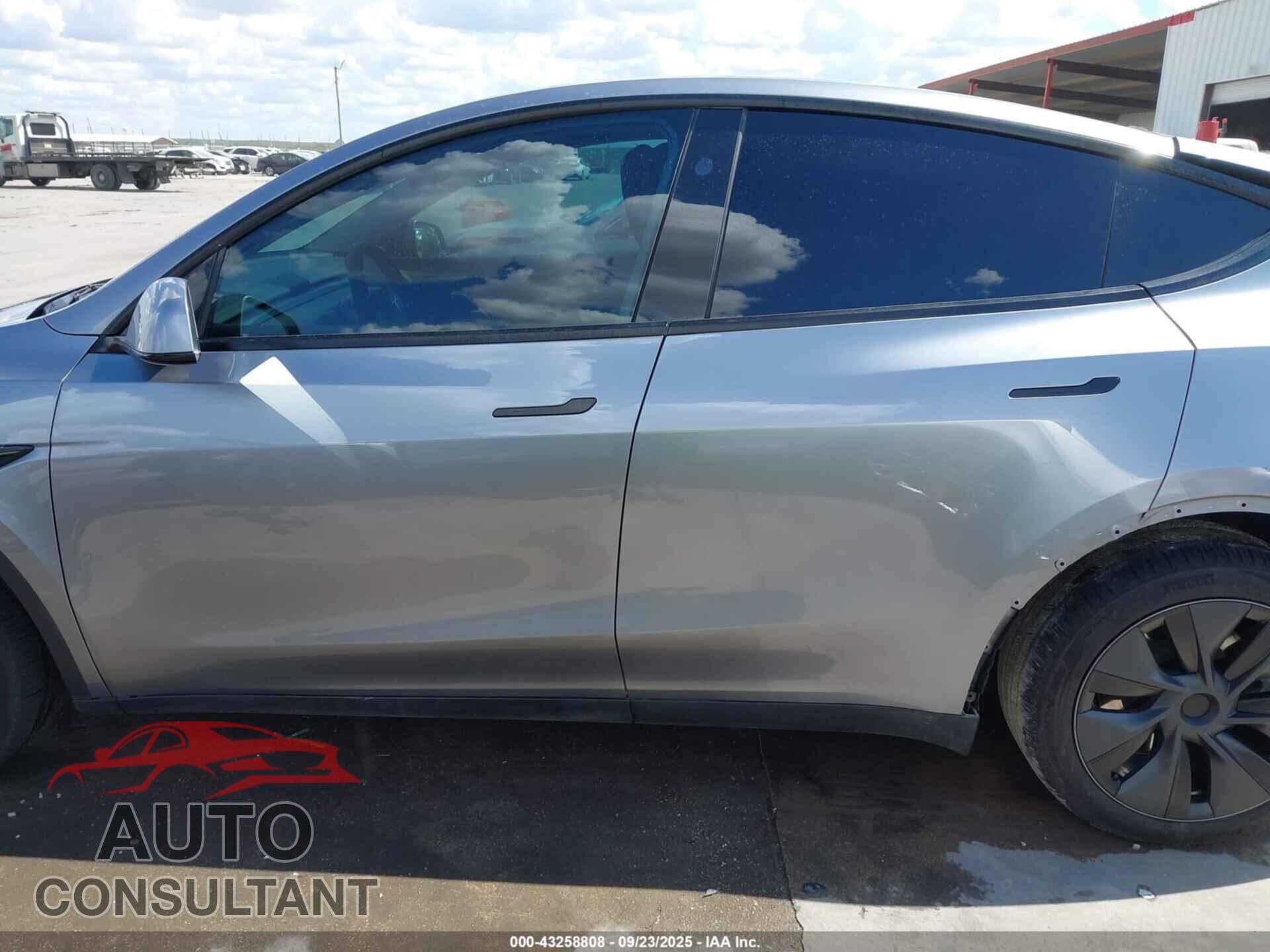 TESLA MODEL Y 2024 - 7SAYGDEE5RA333769
