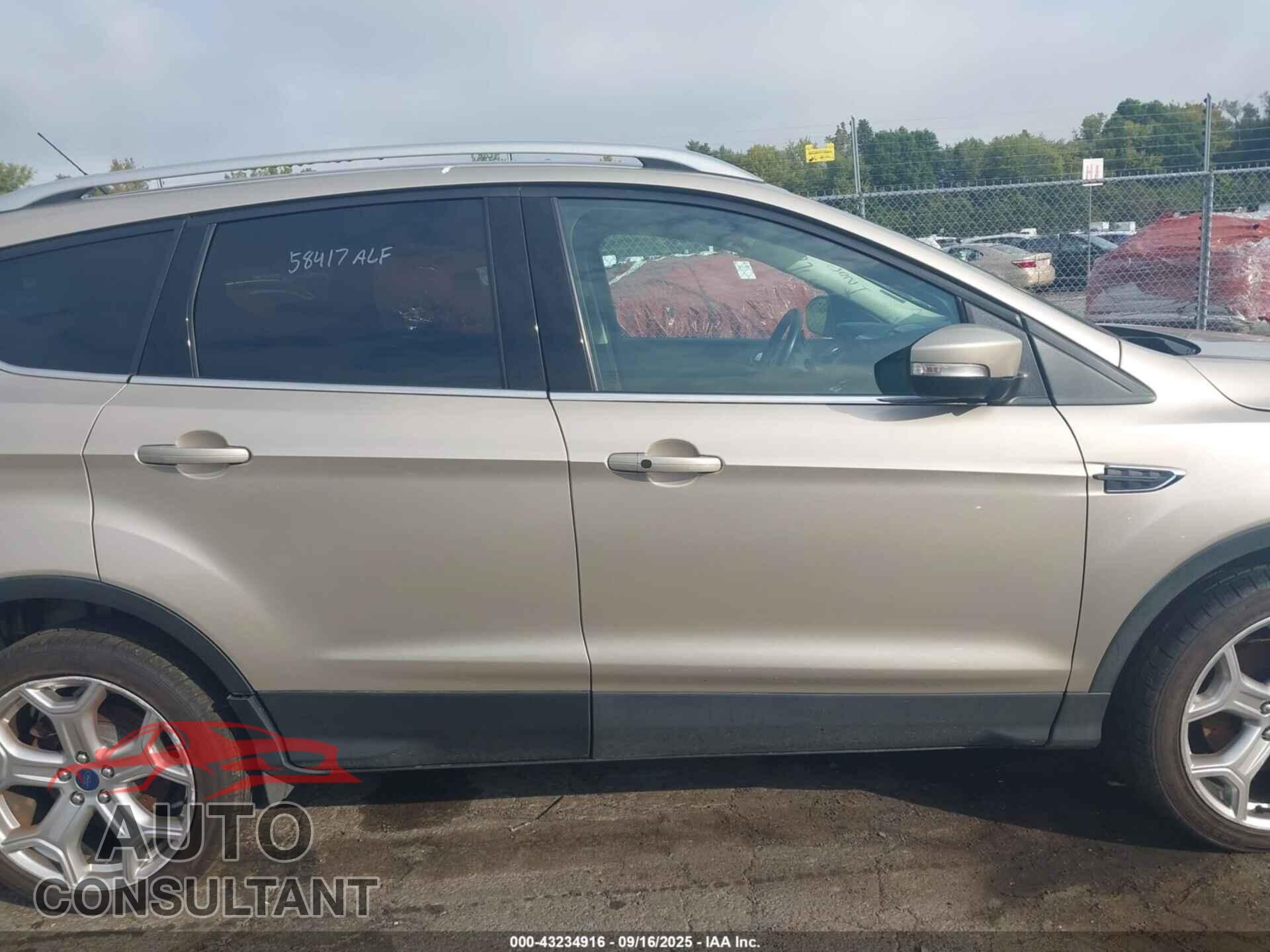 FORD ESCAPE 2017 - 1FMCU9JDXHUC83742