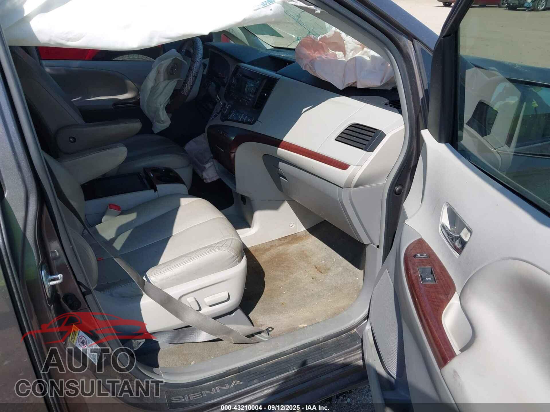 TOYOTA SIENNA 2013 - 5TDYK3DC4DS283900