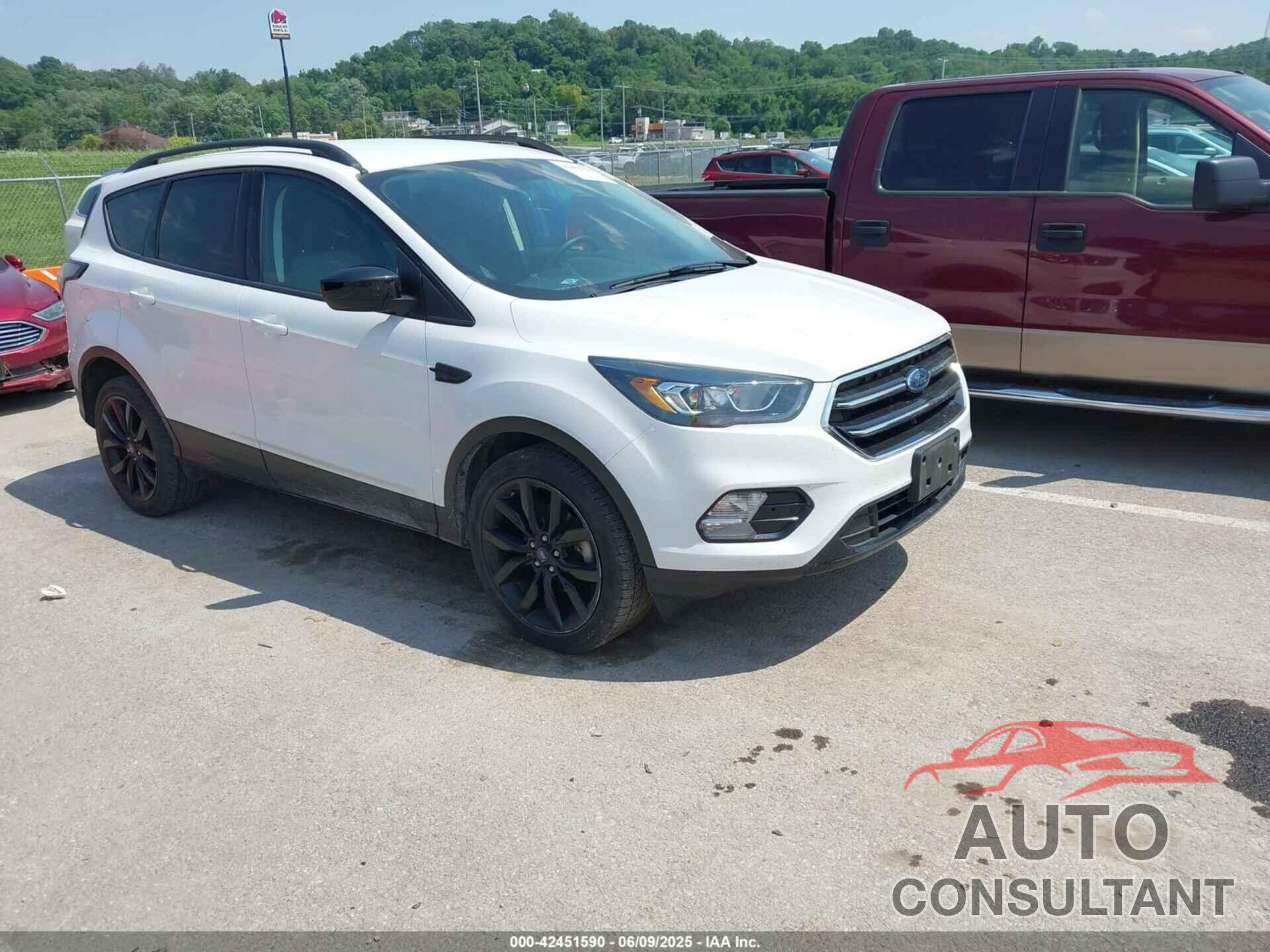 FORD ESCAPE 2017 - 1FMCU0GD8HUD82840
