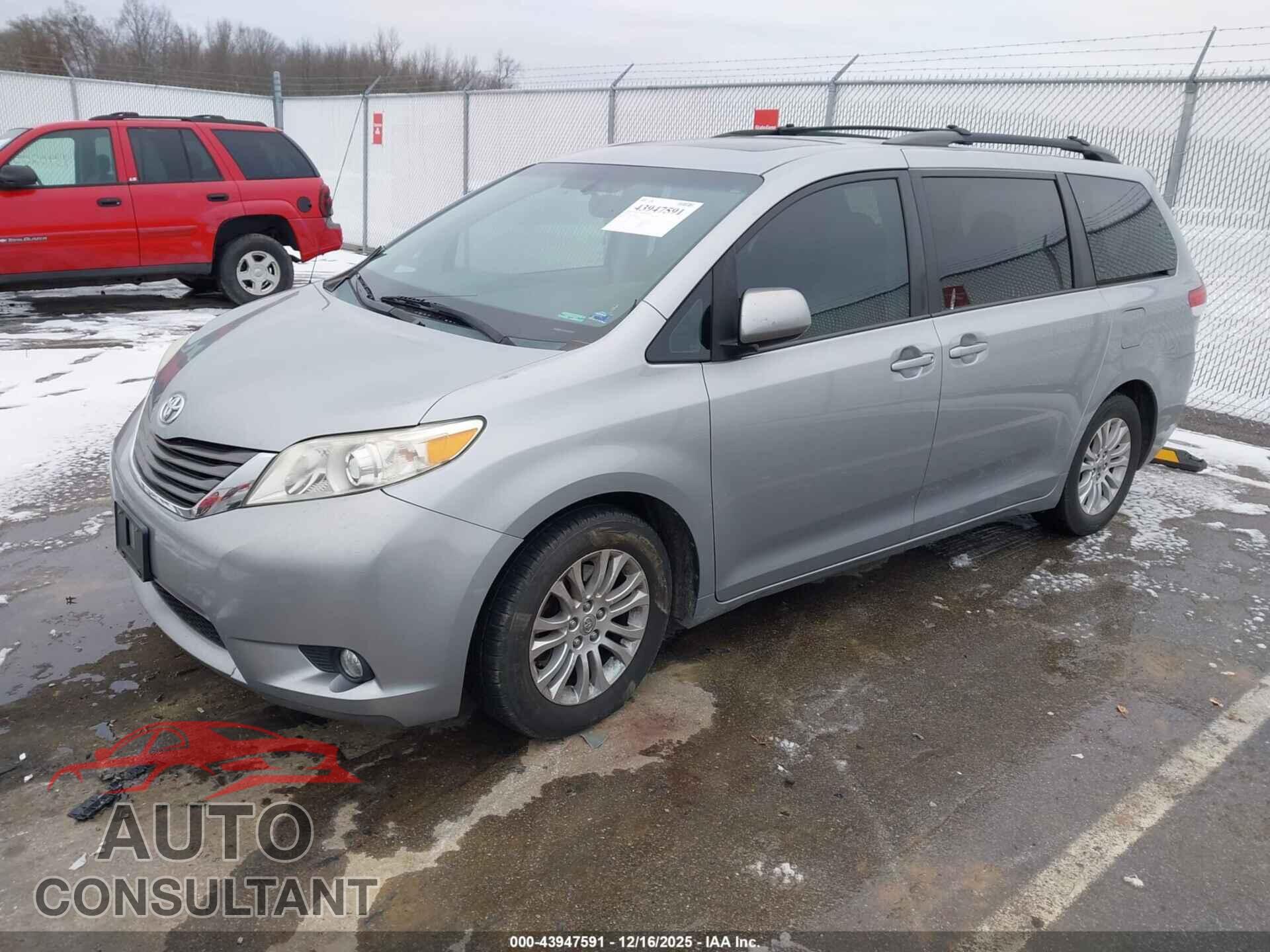TOYOTA SIENNA 2013 - 5TDYK3DC8DS361000