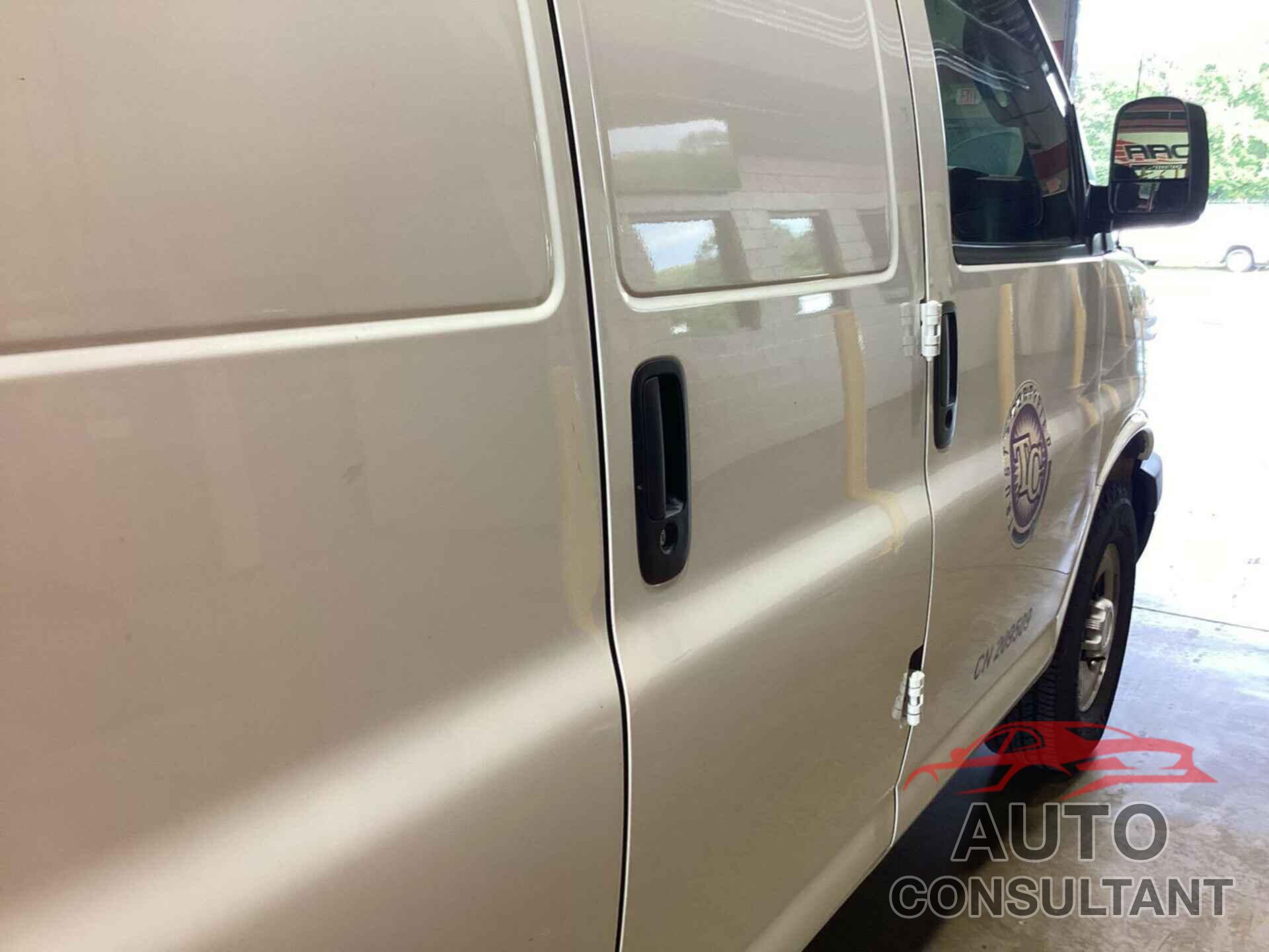 CHEVROLET EXPRESS G2500 2018 - 1GCWGBFP2J1186979