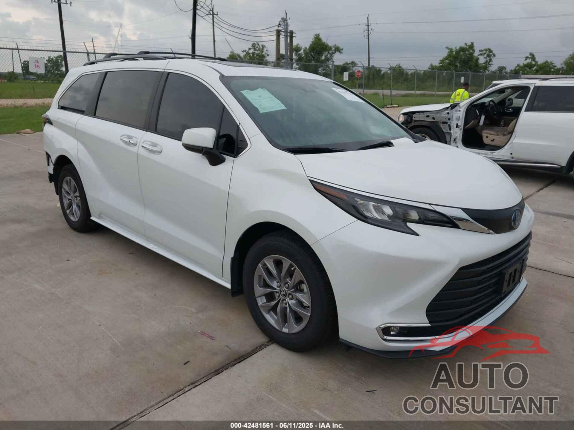 TOYOTA SIENNA 2024 - 5TDYRKEC4RS206973