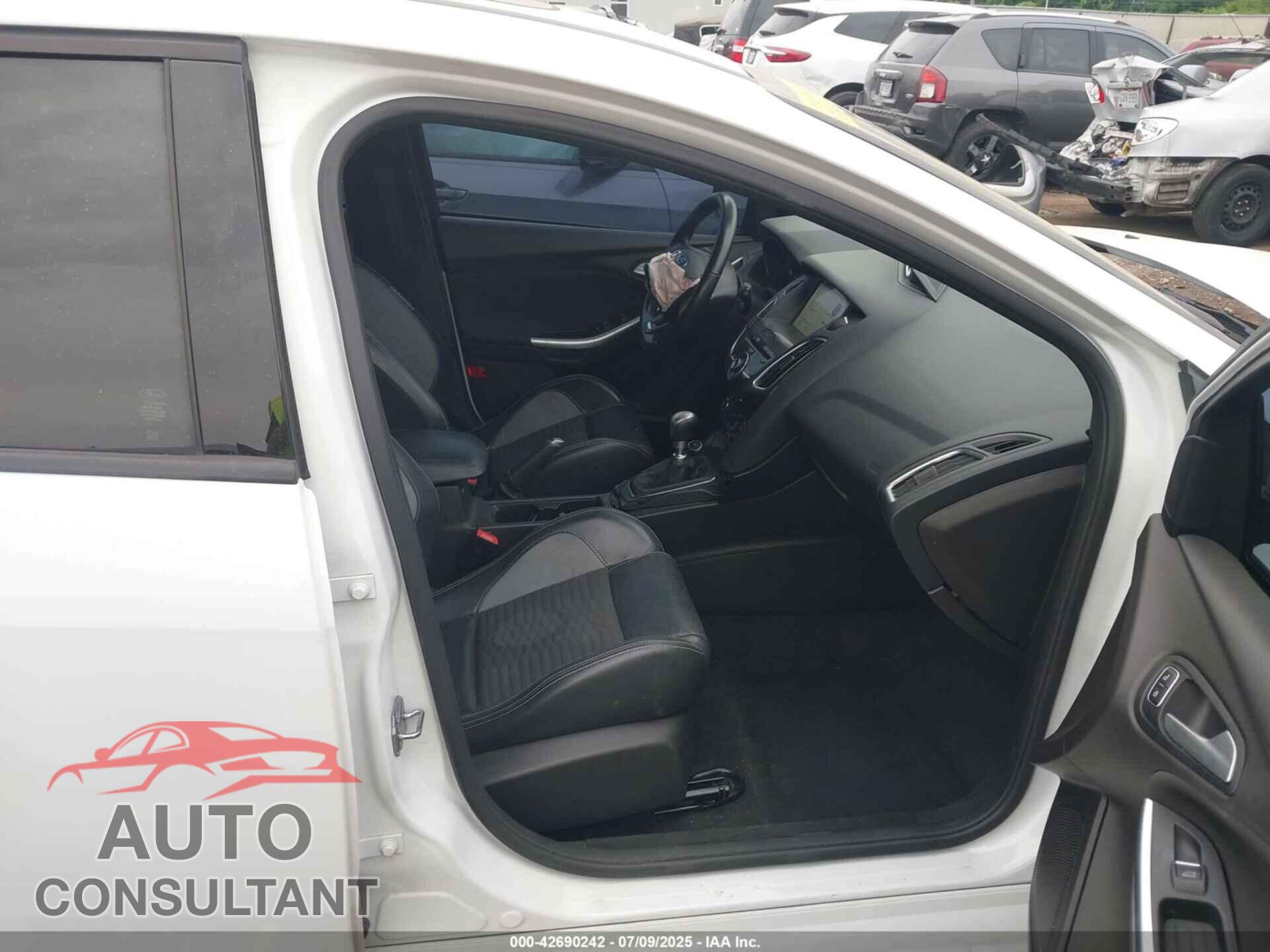 FORD FOCUS 2017 - 1FADP3L97HL257326