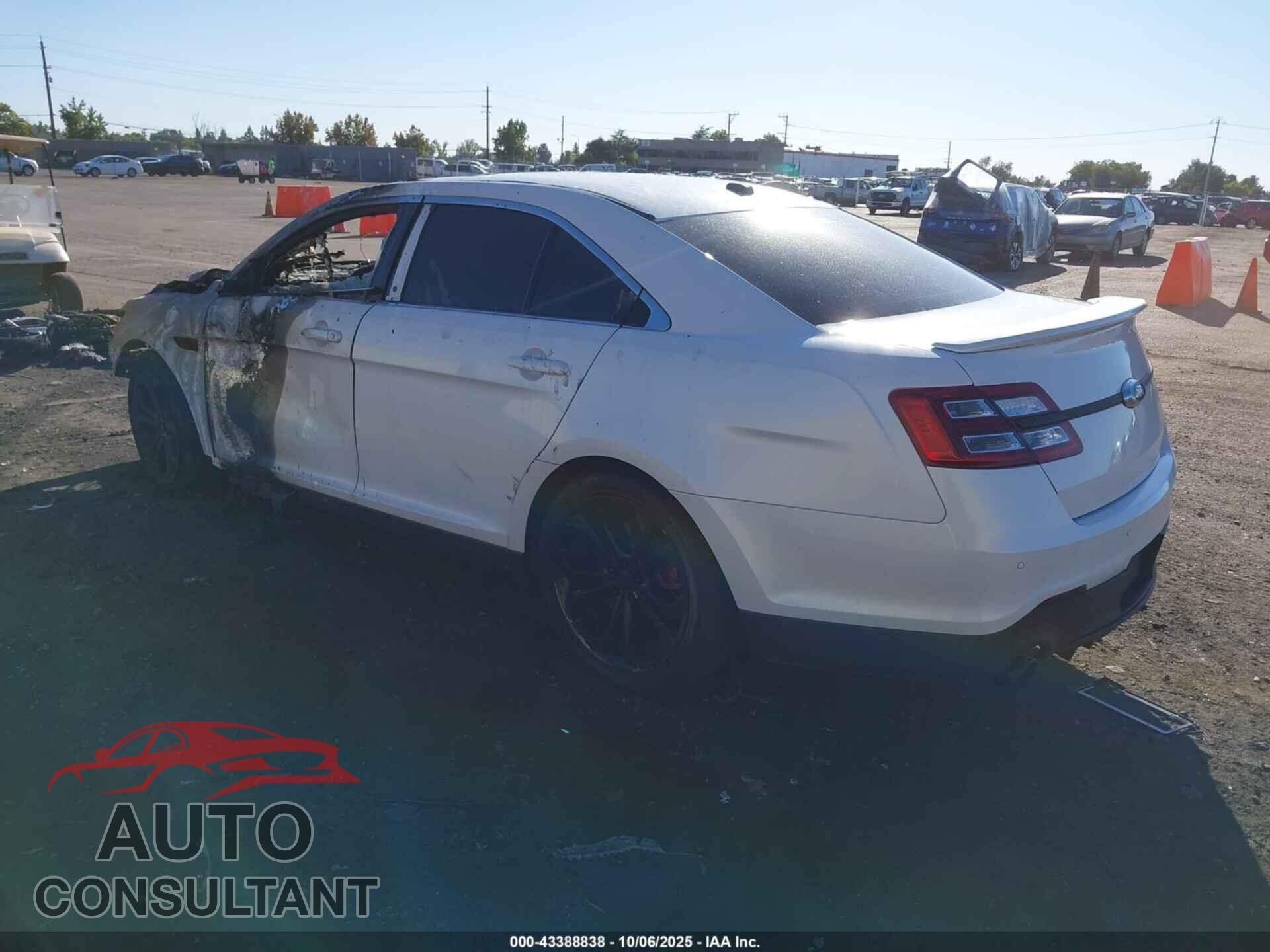 FORD TAURUS 2018 - 1FAHP2KT4JG135854