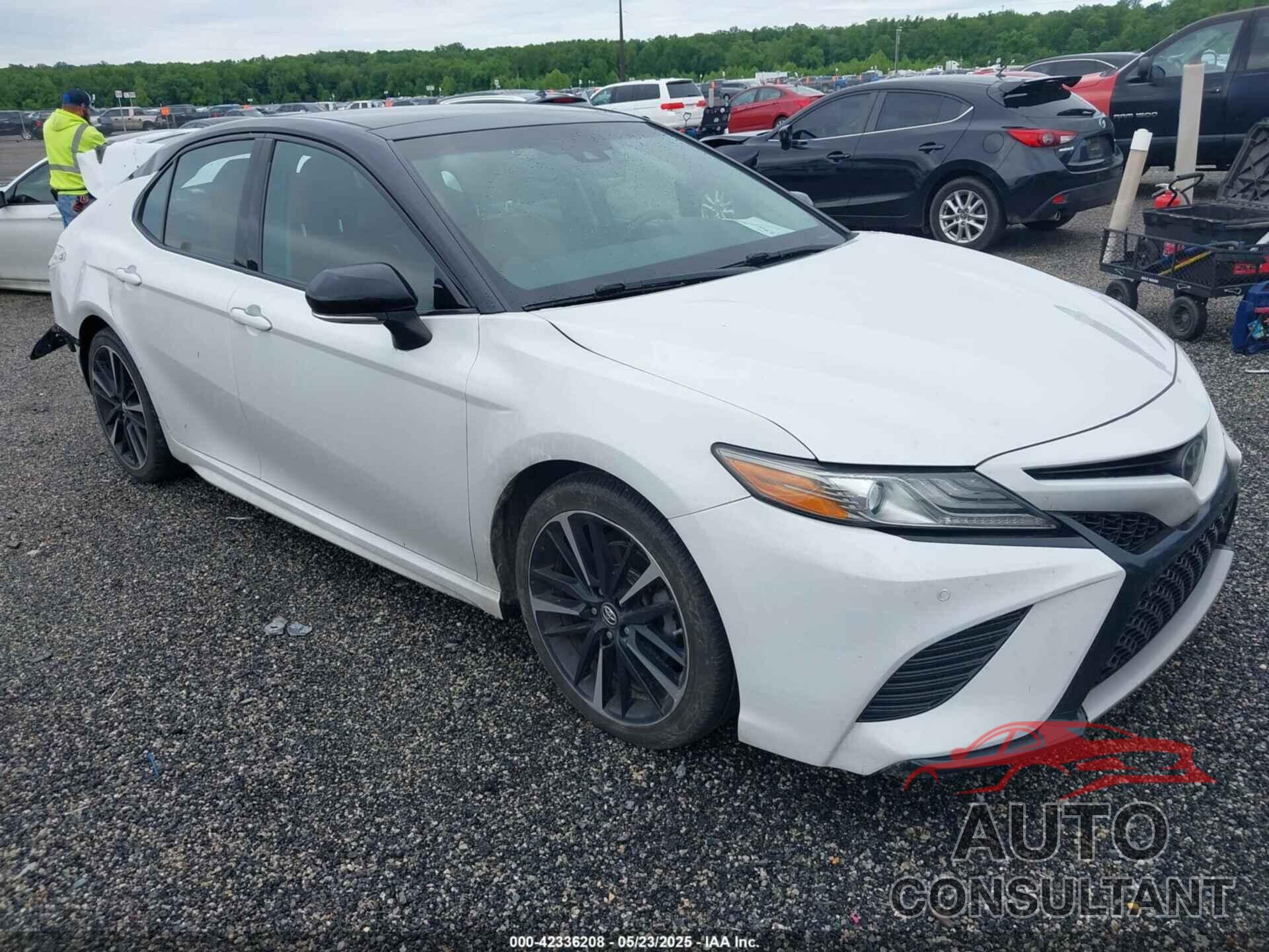TOYOTA CAMRY 2018 - 4T1B61HK1JU077100