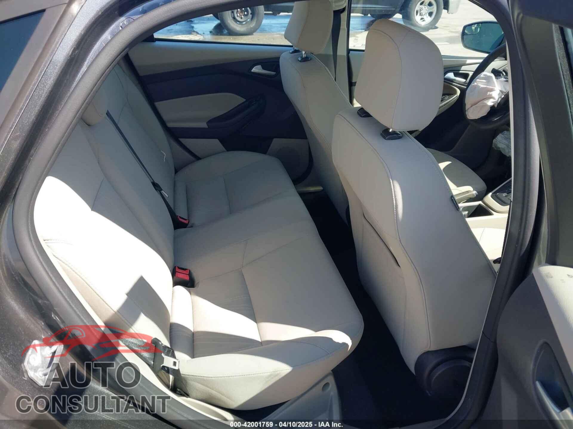 FORD FOCUS 2015 - 1FADP3F26FL218092