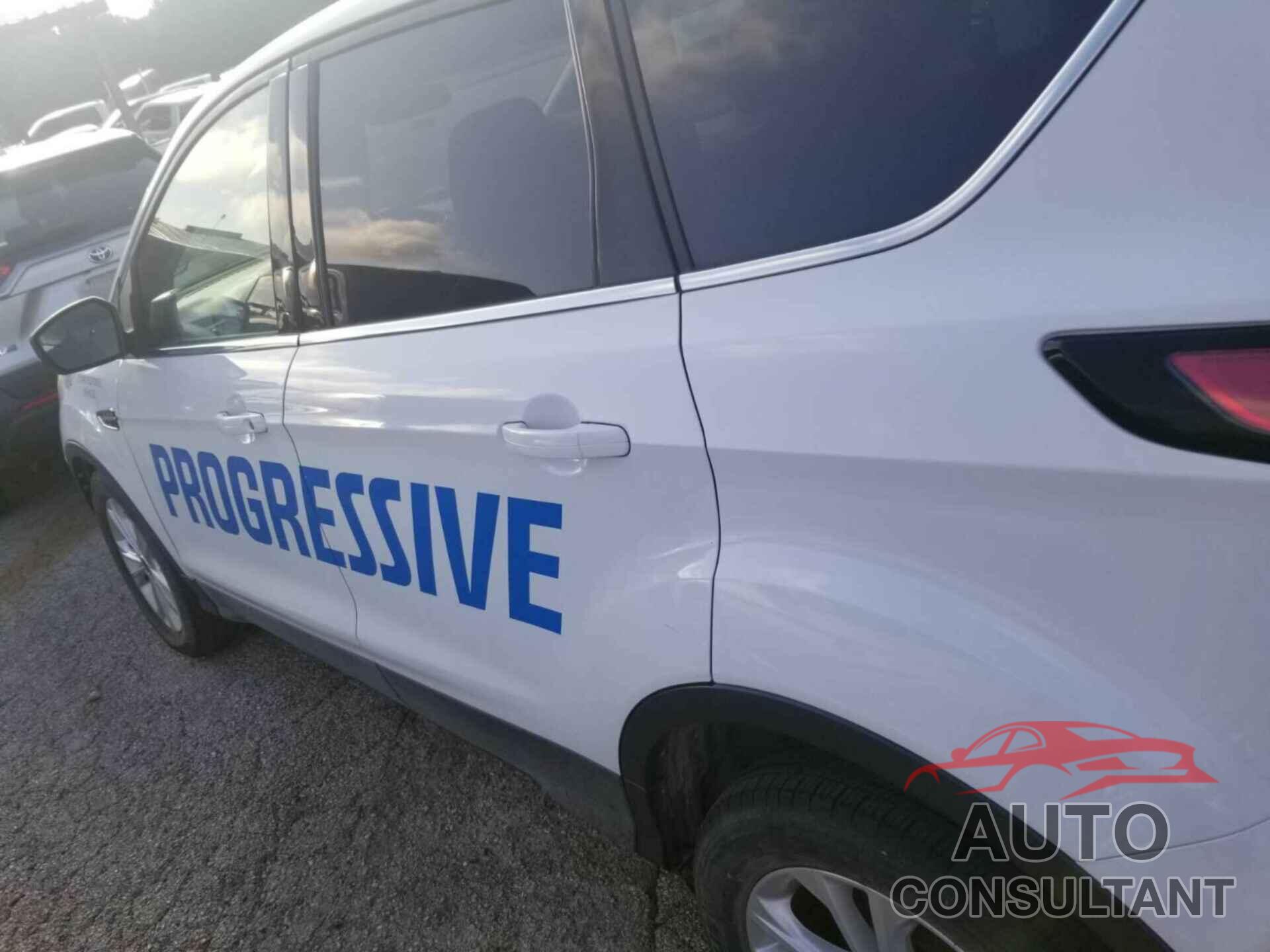FORD ESCAPE 2017 - 1FMCU0GD4HUC98854