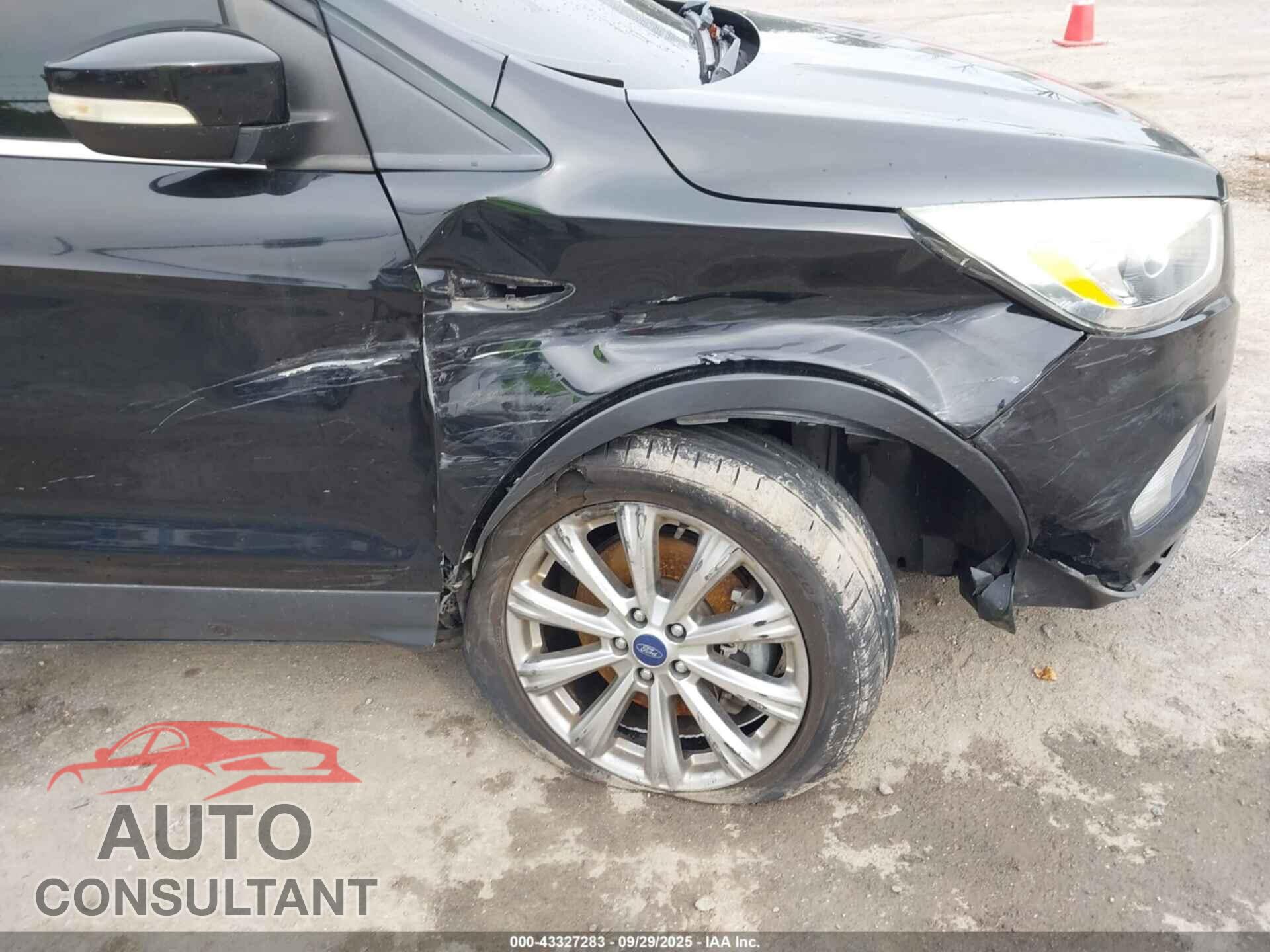 FORD ESCAPE 2017 - 1FMCU9J92HUD86049