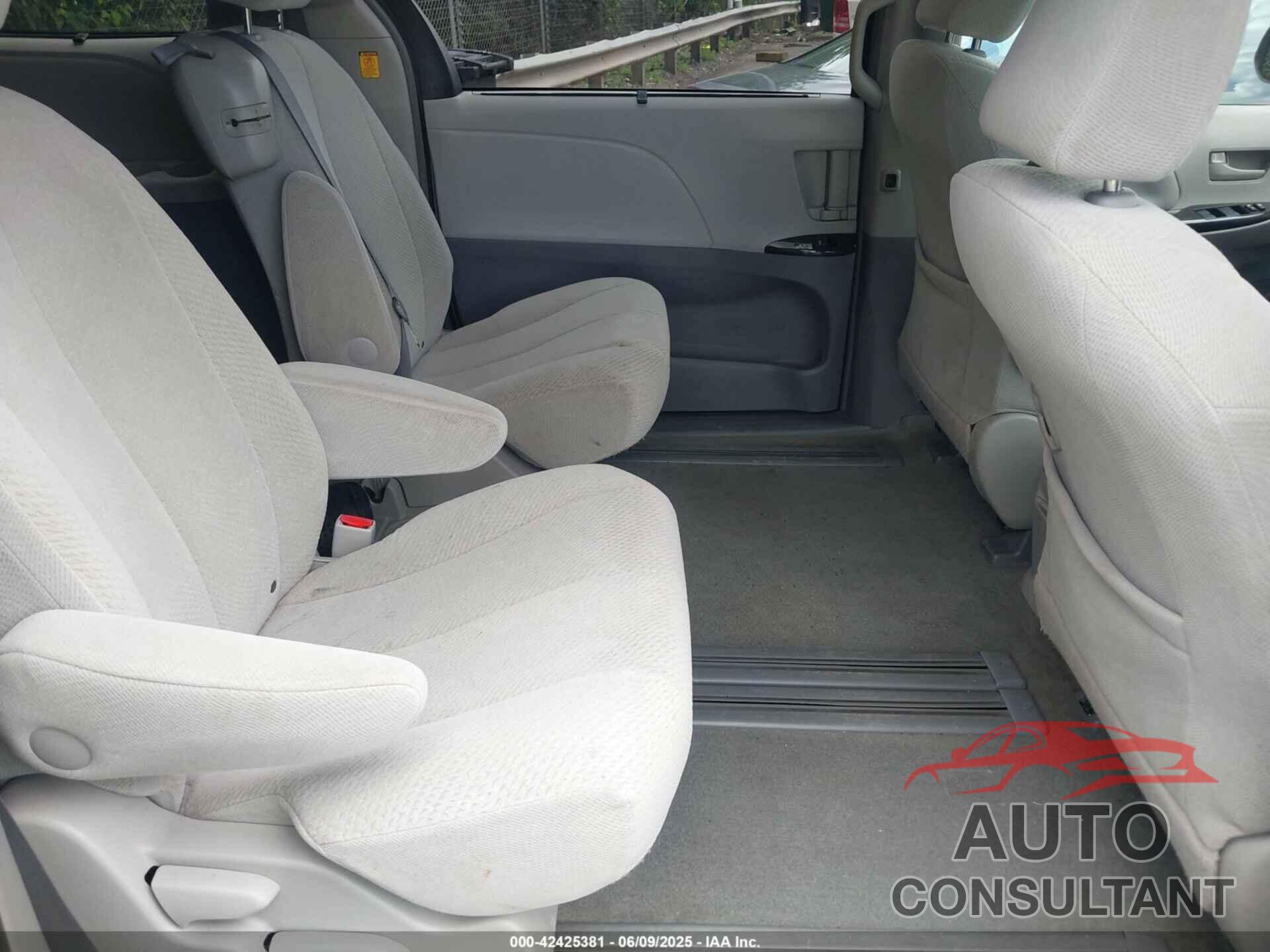 TOYOTA SIENNA 2011 - 5TDKK3DC6BS156696