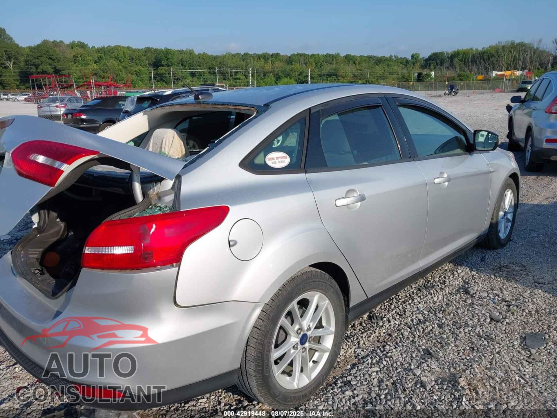 FORD FOCUS 2015 - 1FADP3F21FL214550