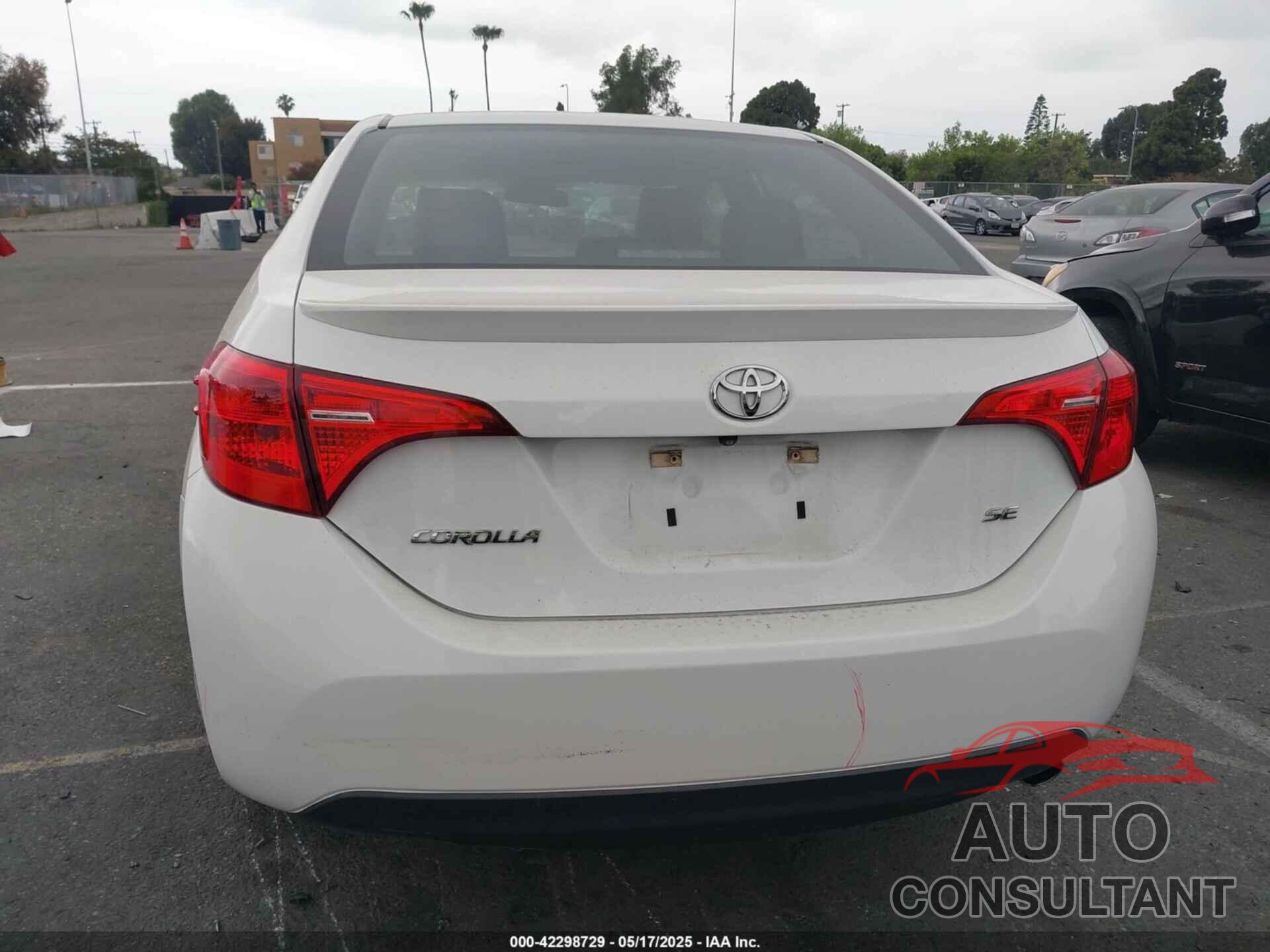 TOYOTA COROLLA 2018 - 5YFBURHEXJP817498