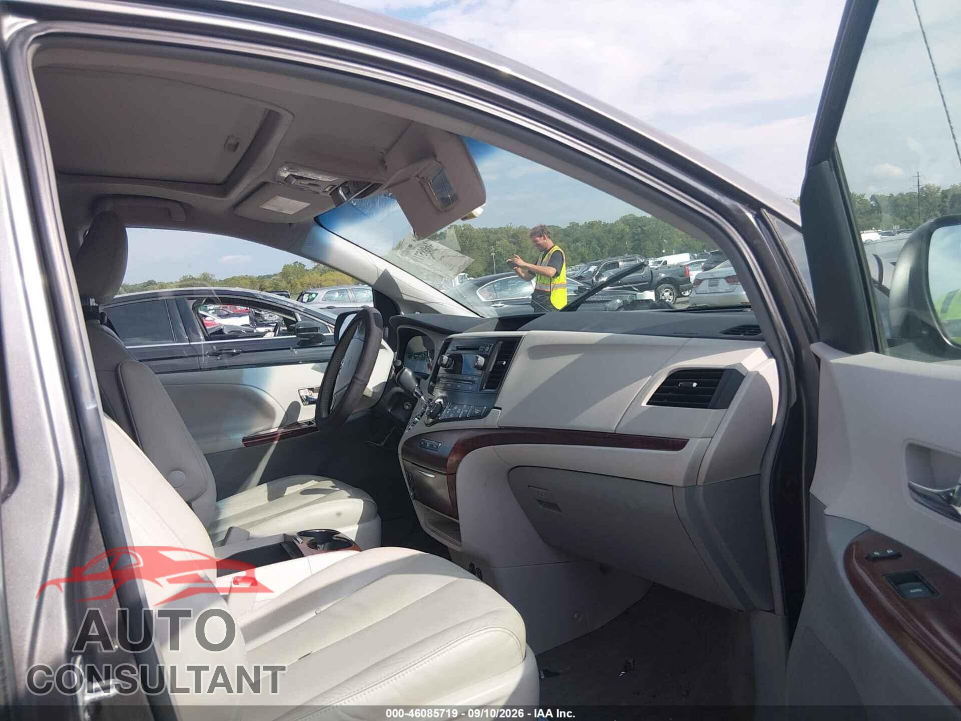 TOYOTA SIENNA 2014 - 5TDYK3DC8ES525606