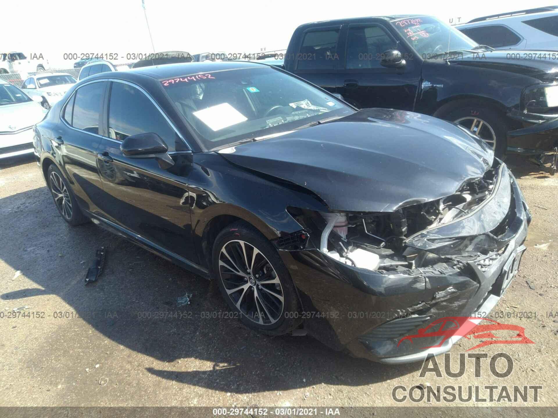 TOYOTA CAMRY 2018 - 4T1B11HK8JU078260