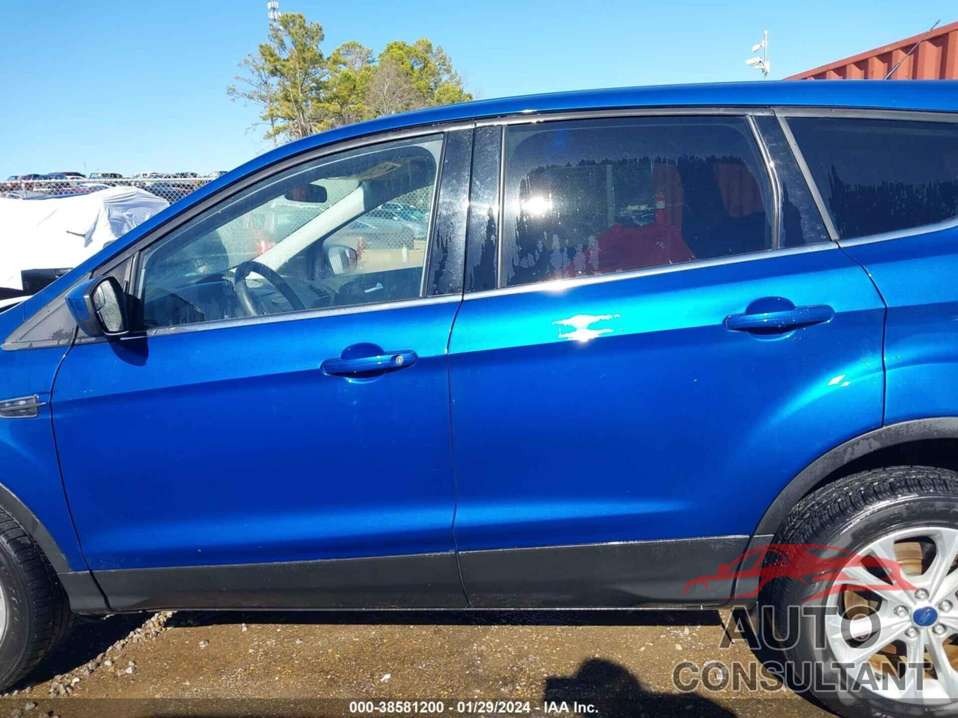 FORD ESCAPE 2017 - 1FMCU0GD5HUE64332