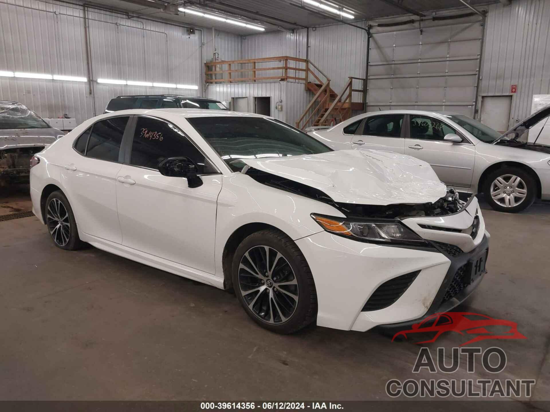 TOYOTA CAMRY 2018 - 4T1B11HKXJU672882