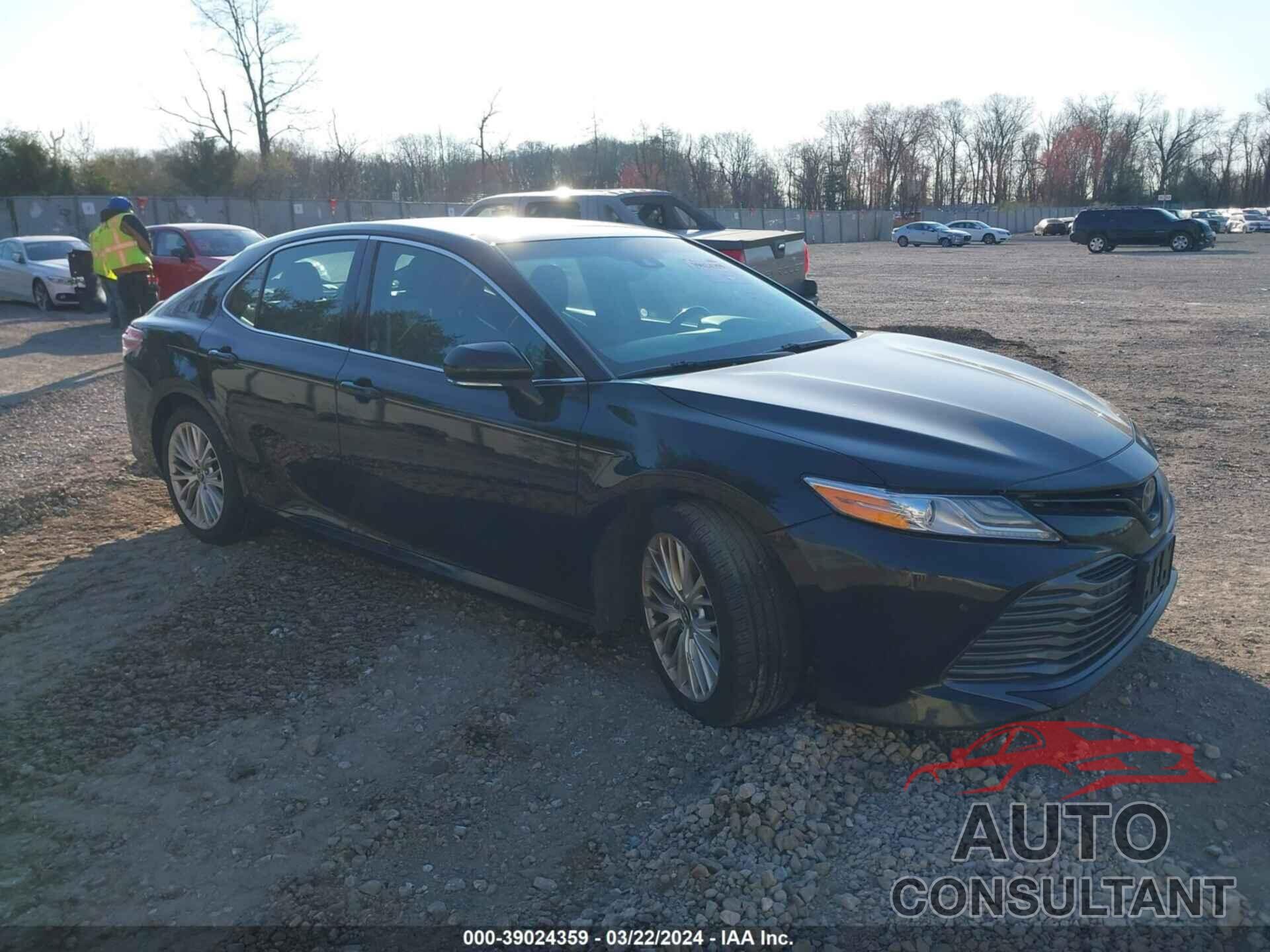 TOYOTA CAMRY 2018 - 4T1B11HK1JU026159