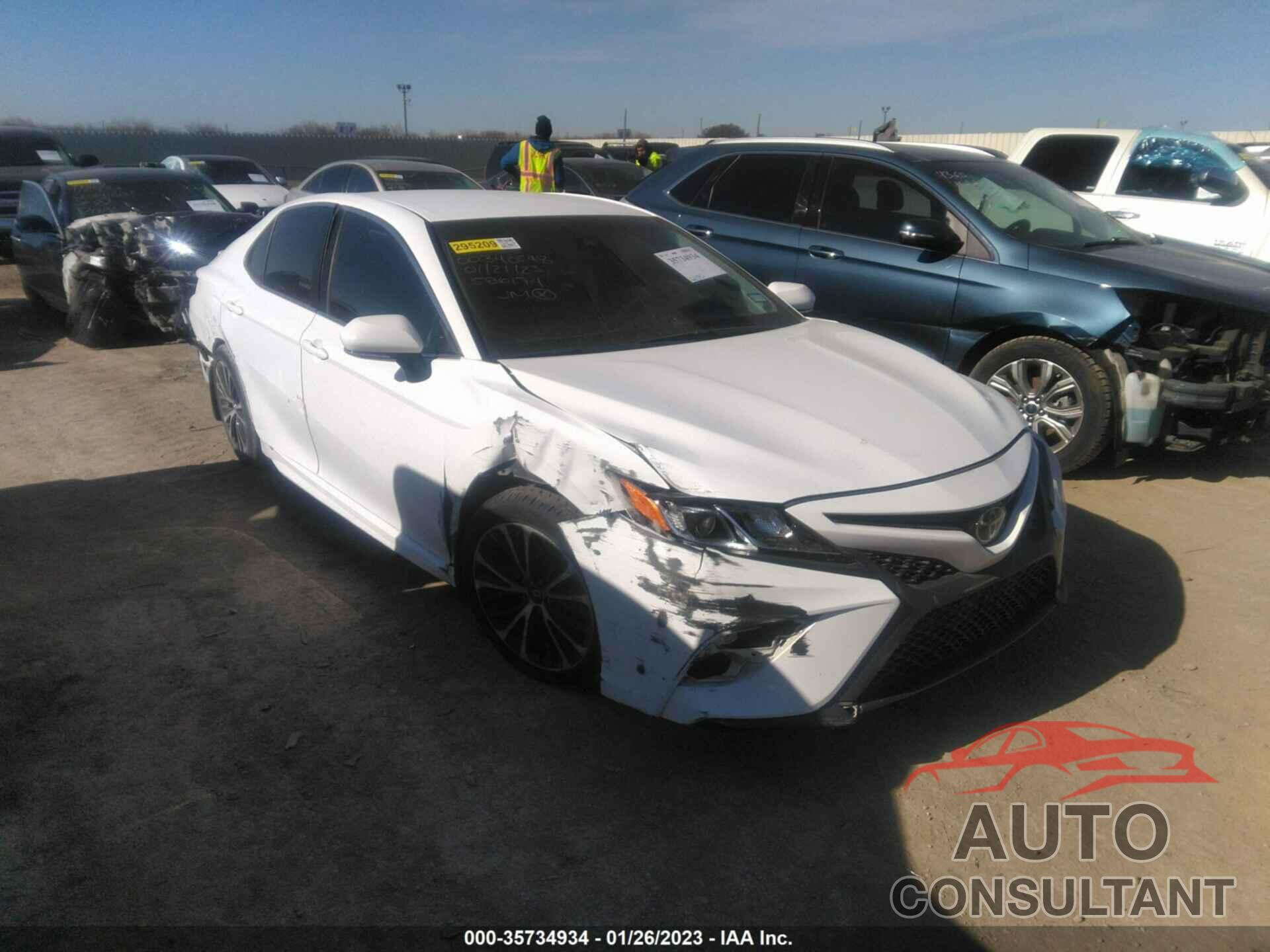 TOYOTA CAMRY 2018 - 4T1B11HK2JU586174