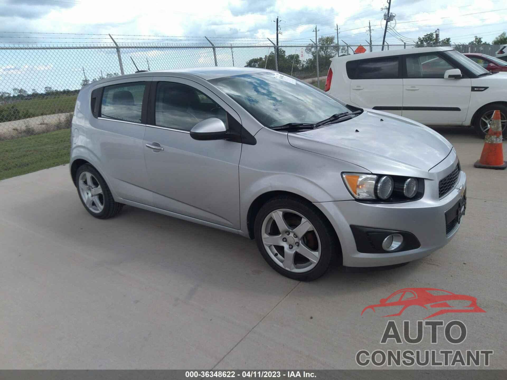 CHEVROLET SONIC 2015 - 1G1JE6SB3F4100403