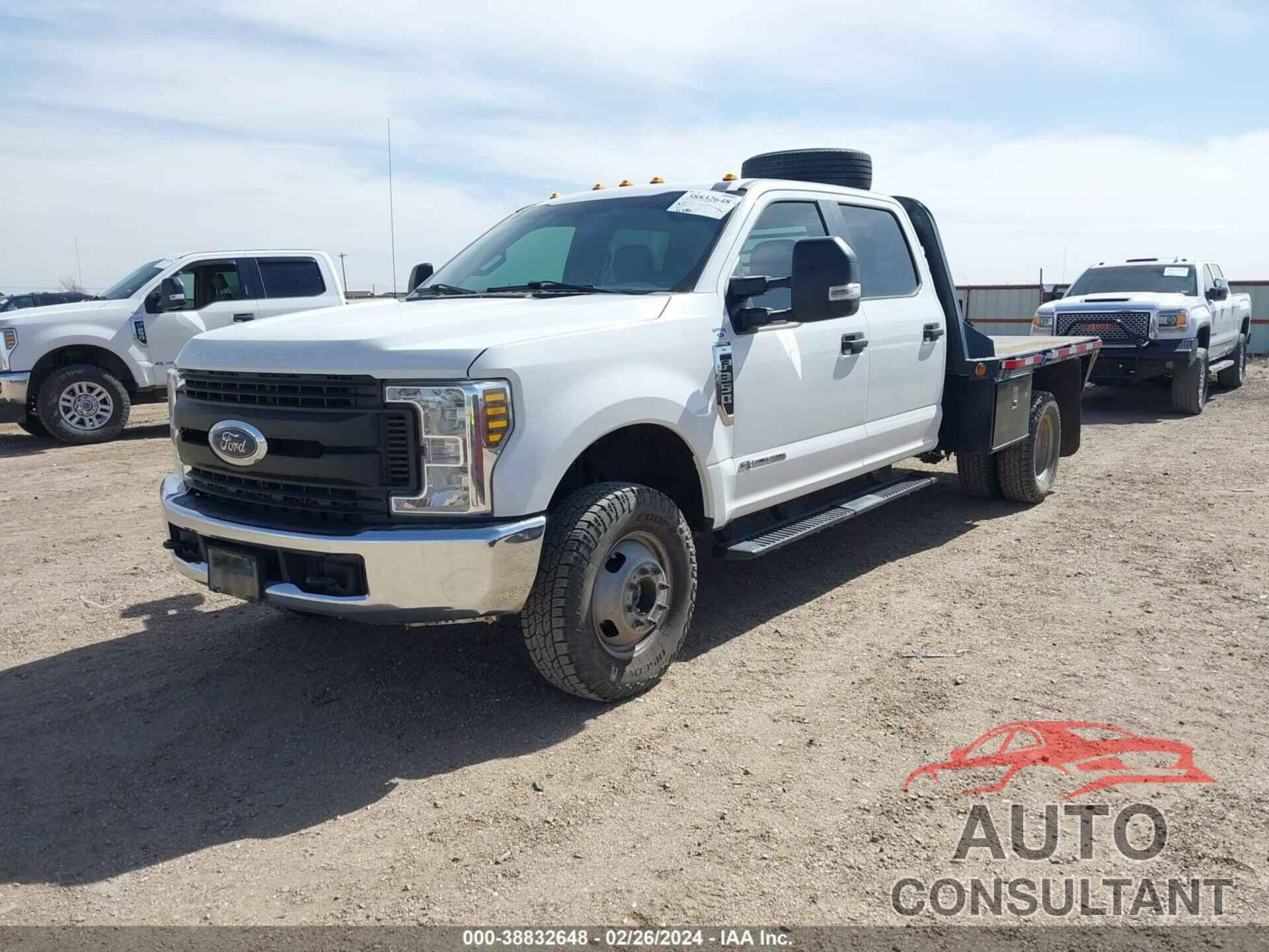 FORD F-350 CHASSIS 2019 - 1FD8W3HT3KEG23907