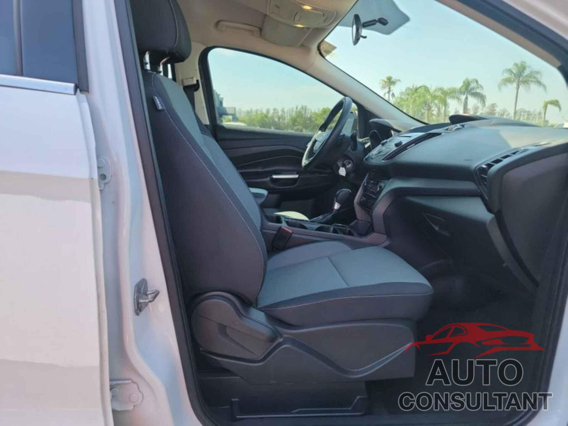 FORD ESCAPE 2017 - 1FMCU0GD5HUA62715