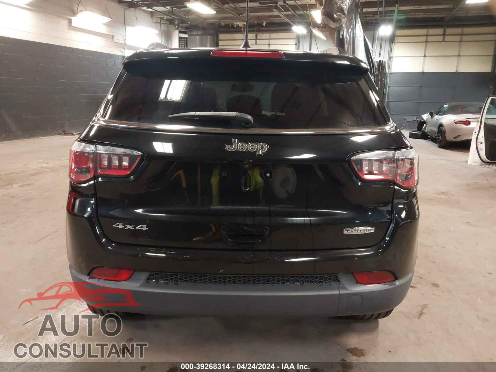 JEEP COMPASS 2018 - 3C4NJDBB7JT282425