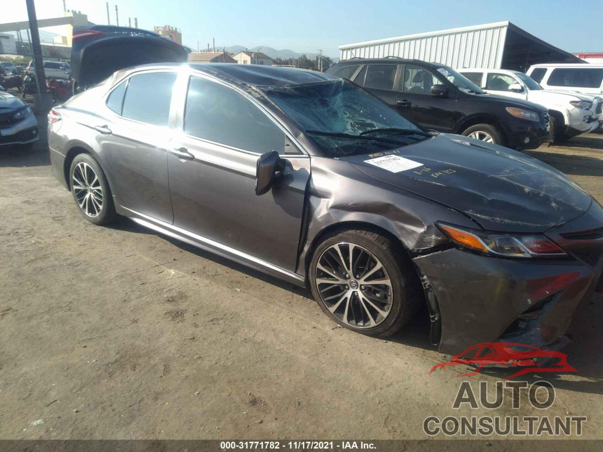 TOYOTA CAMRY 2018 - 4T1B11HK8JU101035