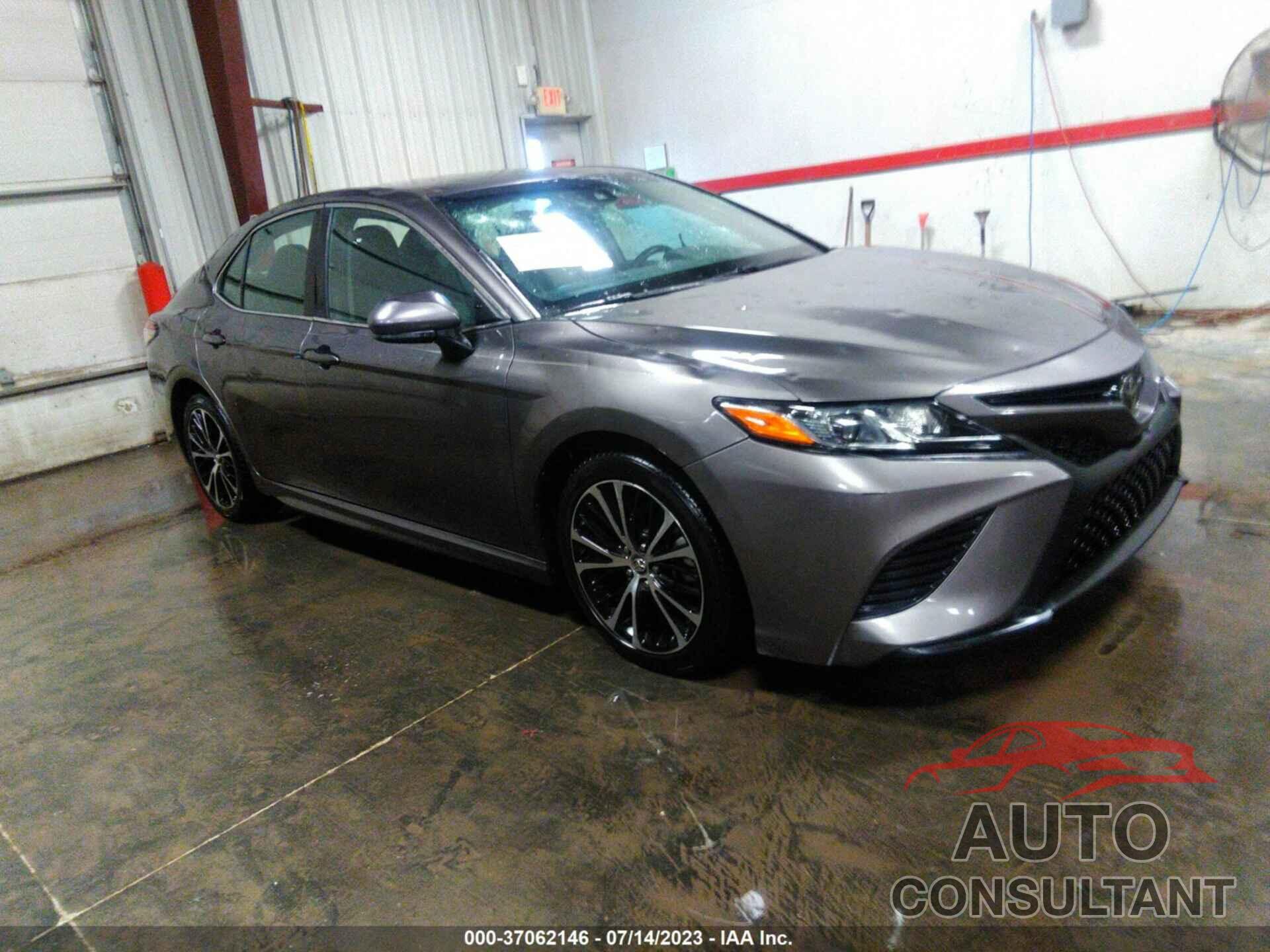 TOYOTA CAMRY 2018 - 4T1B11HK3JU527800