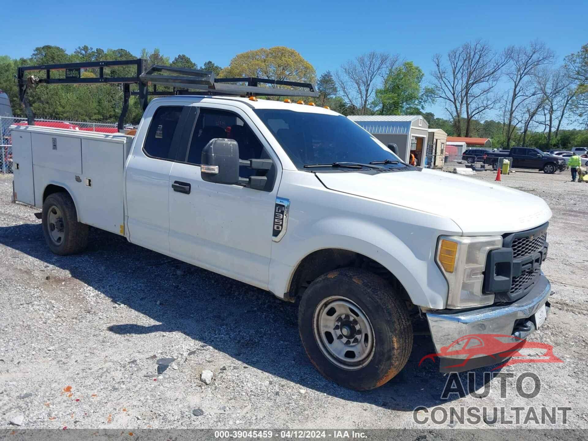 FORD F-350 CHASSIS 2017 - 1FD8X3E66HED69954