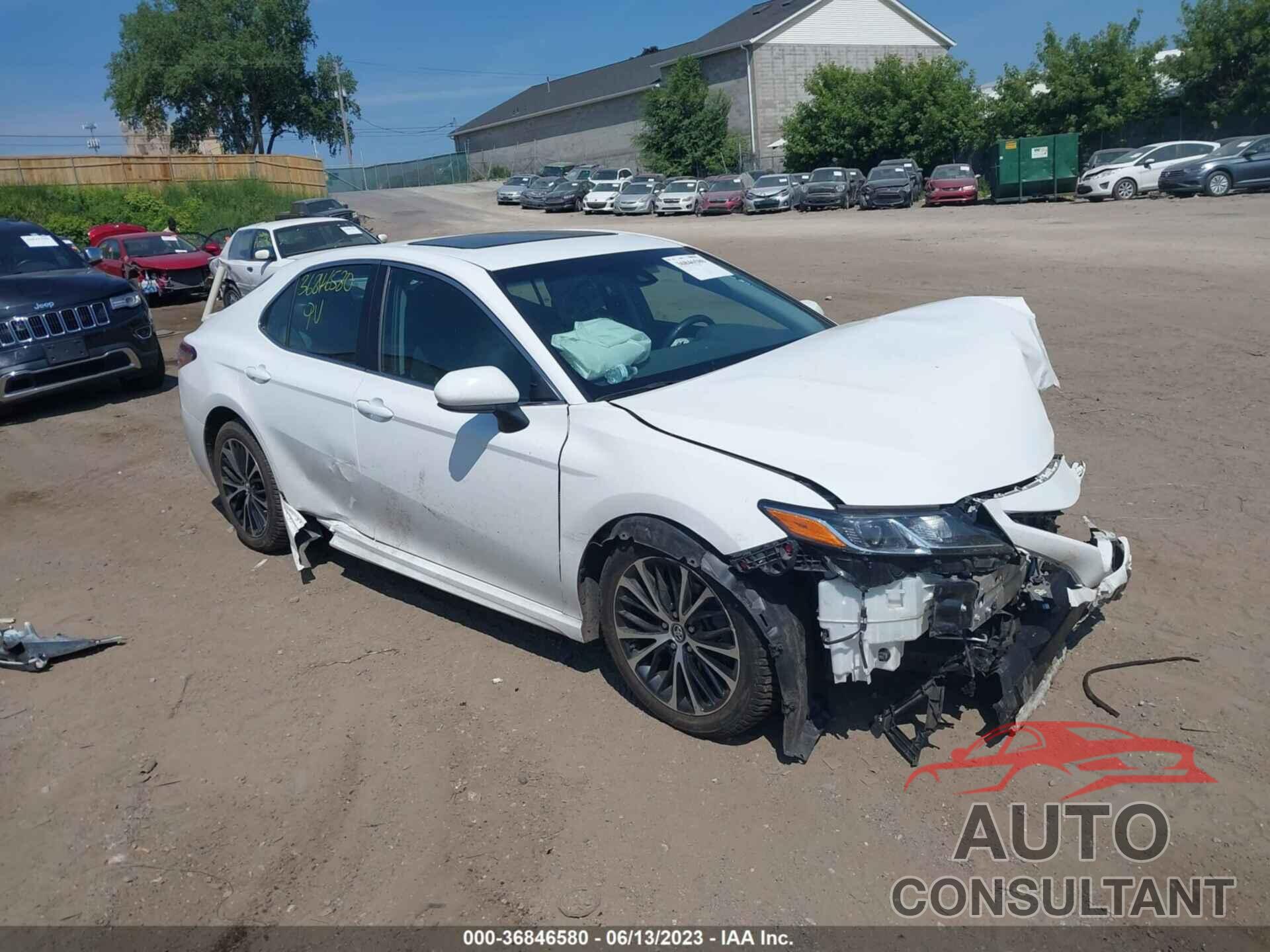 TOYOTA CAMRY 2018 - 4T1B11HK1JU639561
